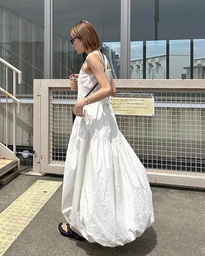 Ungrid staff snapのインスタグラム：「明日6.30(fri) 12:00〜  セールアイテム追加！  さらにRUNWAY channelでおトクな...💬  @anna_yoshimoto_ 164cm #バックデザインバルーンワンピース オフホワイト/ブラック/ピスタチオ ¥15,400(tax in) ⬇︎ 🔥¥12,320(tax in)  バルーンになった裾のボリューム感が目を引くイチオシワンピ👀✨  @ami_fujino_ 155cm #ふくれジャカードキャミワンピース オフホワイト/ブラック/グリーン ¥13,200(tax in) ⬇︎ 🔥¥10,560(tax in)  トレンドのキャミデザインを落とし込んだ夏らしい薄手の涼しげなワンピース🌿  ___________________________________ 下記 アカウントTOPページリンクより 各サイトをご覧下さい🔗  RUNWAY channel▶︎ @ungrid_official ZOZOTOWN▶︎ @ungrid_staffsnap  #Ungrid #ungrid_official #ungridコーデ #アングリッド #カジュアルコーデ #カジュアル #シンプル #シンプルコーデ #キャミワンピ #ワンピ #ワンピース #夏ワンピ #夏コーデ #夏スタイル」