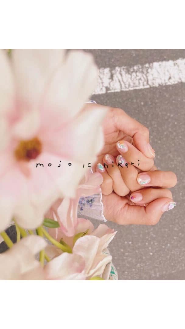 関根祥子のインスタグラム：「🌷  mojo に hikari   私のタカラモノのムービー 大切にしたい物ができた時 こんな感じなんだなーと思わせてくれた作品です。  ひかりが見た時、しょーこーーいいのできたねー🥰 とハグしてくれて涙が出そうになったのが懐かしいw  何も考えずに 無音で そして音有りで ふと思い出した時に何度も見てもらいたい。  音楽がない時に感じること… 音楽が入った時に感じること…  全く違ってどちらからも違うことが感じられると思います。  私にとって、手やネイルというパーツは 感情とより深くつながっていると感じる場所。 だからこそ、ひかりに絶対お願いしたかった作品です。  日々起こる生まれては流れて消え去る繊細な大切な日常を少しでも感じれたら嬉しです。  みなさんはどんな事思ったか是非聞かせてください😌✴︎  全員の思いがつまってます。。。✴︎  このムービーに関わってくれた3人に 心からありがとう♡と 何度もハグして気持ちを伝えたいですw🥺 こーゆームービーをやりたい！ とみんなに思いを伝えてよかったーーー！😭✴︎  Special team💅  🫳 @hikarimitsushima   🎥 @takachrome   🎼 @juliashortreed」