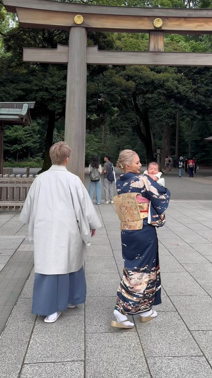 甲村仁絵のインスタグラム：「お宮参り🩵娘の時と同じ明治神宮へ⛩️ イベントごとはみんなで全力で挑むのが小川家スタイル❤️‍🔥笑 翔平のパパさんママさんも一緒に楽しい時間を過ごしました🥰  直前まで迷ったけどやっぱりカメラマンさんにきてもらってほんとよかった😳思い出は脳にしっかり刻むけれどだんだんと薄れていってしまうから😭写真と動画、大事！🥹🥹❤️‍🔥  #お宮参り　#和装　#着物　#着物ヘア　#袴 #ベビー袴」