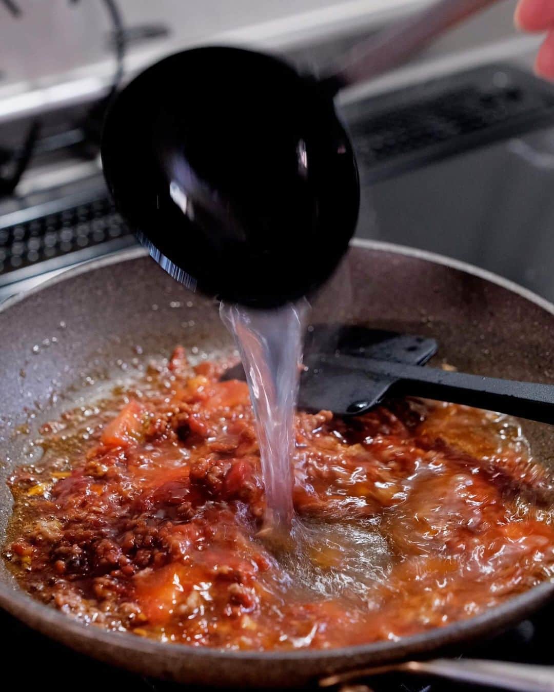 Ryogoさんのインスタグラム写真 - (RyogoInstagram)「🍝 最近作った"なす"料理の中でも1番お気に入りの旨辛トマトパスタ。 ⁡ 揚げ焼きにしたなすとひき肉の組み合わせは食べる前から旨いやつ🤤 ⁡ ——————————— ⁡ ✱ 今日のパスタ 『なすとひき肉の旨辛トマトパスタ』 ⁡ ⋈ 材料(1人前) パスタ　80g 合挽き肉　80g なす　1/2本 ミニトマト　2個 にんにく（みじん切り）1かけ オリーブオイル　適量 ☆トマトペースト　大さじ1 ☆醤油　小さじ2 ☆砂糖　小さじ1 ☆コチュジャン　小さじ1 ブラックペッパー　適量 塩　適量 ⁡ ⋈ 作り方 1. フライパンに多めのオリーブオイルを熱し、食べやすい大きさに切ったなすを焼き色がつくまでじっくり揚げ焼きにします。 2. なすを一度別皿に取り出したら、フライパンに残るオイルが大さじ1くらいになるように調整します。 3. 沸騰したお湯の中に塩を入れてパスタを茹で始めます。 4. フライパンににんにくを入れて弱火で加熱します。 5. にんにくが色付いてきたら、ひき肉を加えてほぐしながら炒めます。 6. ひき肉の色が変わったら、ミニトマトを加えてサッと炒め合わせます。 7. ☆を加えて具材にしっかり馴染ませたら、茹で汁（お玉1/2~1杯程度）でソースを整えます。 8. 茹で上がったパスタと先ほどのなすをフライパンに入れて素早く混ぜ合わせます。 9. お皿に盛り付けたら、仕上げにブラックペッパーをトッピングして完成です。 ⁡ ⋈ 詳しくはHPでご紹介 https://binanpasta.com/eggplantmincedmeatspicytomatopasta/ *プロフィール(@binanpasta )からアクセスできます。←愛用アイテム一覧もあります。 ⁡ ✱「BINANPASTAのレシピを参考に作ったよ」という方は、ぜひ @binanpasta をタグ付けして写真を投稿してください。Twitterも大歓迎👏👏 ⁡ -——————————— ⁡ ▹YouTube 2チャンネルあります。チャンネル登録してね🍳 ・まかない食堂 ・BINANPASTA ⁡ ▹レシピサイト(BINANPASTA) 約700種類のパスタレシピを無料で公開しています🍝 *プロフィール(@binanpasta )からも飛べます。 ⁡ #BINANPASTA #パスタレシピ #私のおうちパスタ  ⁡ -——————————— ⁡ #パスタ #料理 #レシピ #簡単レシピ #なす #ひき肉 #トマトパスタ #おうちごはん」6月29日 18時35分 - binanpasta