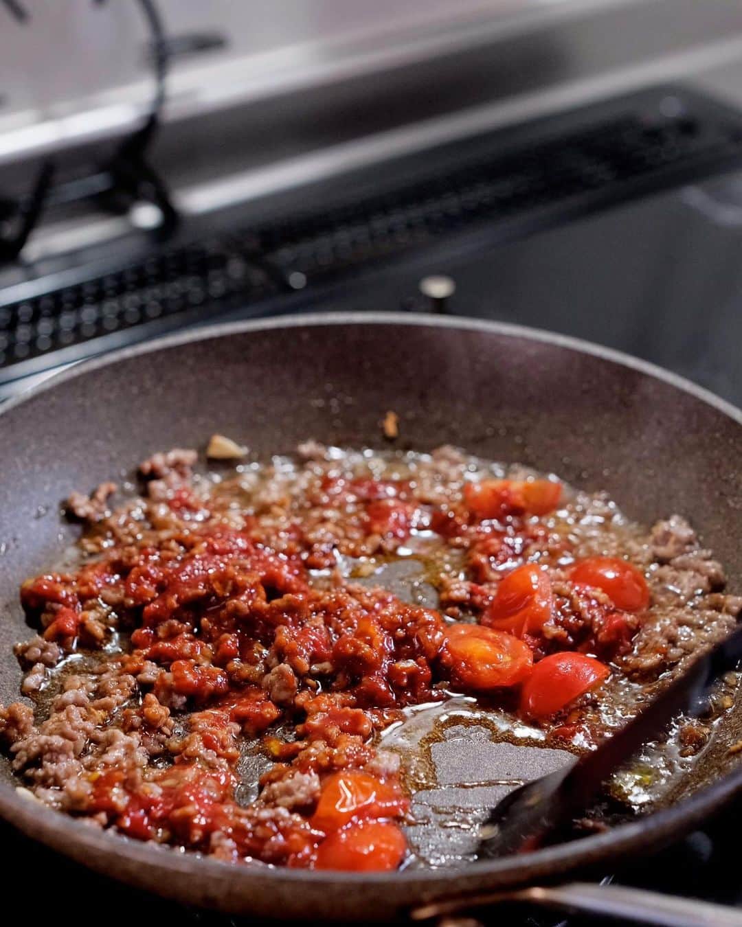 Ryogoさんのインスタグラム写真 - (RyogoInstagram)「🍝 最近作った"なす"料理の中でも1番お気に入りの旨辛トマトパスタ。 ⁡ 揚げ焼きにしたなすとひき肉の組み合わせは食べる前から旨いやつ🤤 ⁡ ——————————— ⁡ ✱ 今日のパスタ 『なすとひき肉の旨辛トマトパスタ』 ⁡ ⋈ 材料(1人前) パスタ　80g 合挽き肉　80g なす　1/2本 ミニトマト　2個 にんにく（みじん切り）1かけ オリーブオイル　適量 ☆トマトペースト　大さじ1 ☆醤油　小さじ2 ☆砂糖　小さじ1 ☆コチュジャン　小さじ1 ブラックペッパー　適量 塩　適量 ⁡ ⋈ 作り方 1. フライパンに多めのオリーブオイルを熱し、食べやすい大きさに切ったなすを焼き色がつくまでじっくり揚げ焼きにします。 2. なすを一度別皿に取り出したら、フライパンに残るオイルが大さじ1くらいになるように調整します。 3. 沸騰したお湯の中に塩を入れてパスタを茹で始めます。 4. フライパンににんにくを入れて弱火で加熱します。 5. にんにくが色付いてきたら、ひき肉を加えてほぐしながら炒めます。 6. ひき肉の色が変わったら、ミニトマトを加えてサッと炒め合わせます。 7. ☆を加えて具材にしっかり馴染ませたら、茹で汁（お玉1/2~1杯程度）でソースを整えます。 8. 茹で上がったパスタと先ほどのなすをフライパンに入れて素早く混ぜ合わせます。 9. お皿に盛り付けたら、仕上げにブラックペッパーをトッピングして完成です。 ⁡ ⋈ 詳しくはHPでご紹介 https://binanpasta.com/eggplantmincedmeatspicytomatopasta/ *プロフィール(@binanpasta )からアクセスできます。←愛用アイテム一覧もあります。 ⁡ ✱「BINANPASTAのレシピを参考に作ったよ」という方は、ぜひ @binanpasta をタグ付けして写真を投稿してください。Twitterも大歓迎👏👏 ⁡ -——————————— ⁡ ▹YouTube 2チャンネルあります。チャンネル登録してね🍳 ・まかない食堂 ・BINANPASTA ⁡ ▹レシピサイト(BINANPASTA) 約700種類のパスタレシピを無料で公開しています🍝 *プロフィール(@binanpasta )からも飛べます。 ⁡ #BINANPASTA #パスタレシピ #私のおうちパスタ  ⁡ -——————————— ⁡ #パスタ #料理 #レシピ #簡単レシピ #なす #ひき肉 #トマトパスタ #おうちごはん」6月29日 18時35分 - binanpasta