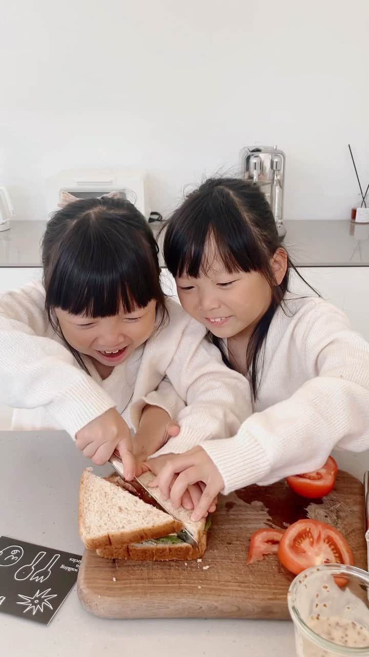 MOMOツインズのインスタグラム：「Breakfast for Daddy! They definitely made his day ❤️ #daddysgirlsalways」