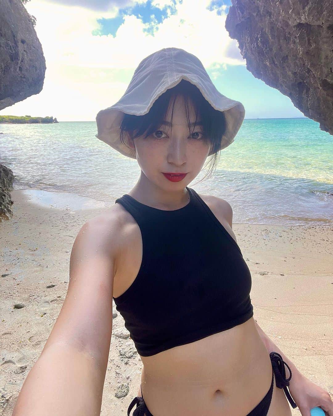中里亜美のインスタグラム：「那覇では約24年ぶり⁈に親戚のはとこと再会しました。 お互い小さい頃しか知らないもんだから非常に感慨深かった。 (よく壁打ちしてたもんねぇ…⚾️) とよちゃんはとても立派になっていて素晴らしい先輩方を紹介してもらった。  久しぶりに聞く強烈なコールに多少ドギマギしながら「雨の漫湖ブルース」のPRをしてきました😘✨  那覇の夜はいいねえ。  とよちゃん(先輩のみなさま🙇🏻‍♀️)、本当にありがとう…！🙏🏻✨  #那覇の夜 #バンバンバンバイアグラ」