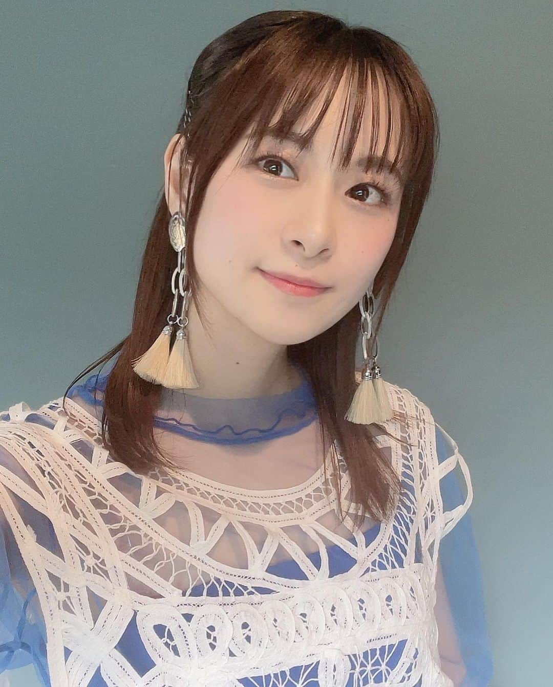 前田佳織里のインスタグラム：「先日 #アミューズ株主総会 後に「光ったコインが示す方」「花香リ春薫ル」歌唱、そしてトークさせていただきました！✨アーティストデビューしたばかりの私がこのような場で歌う機会を頂き本当に光栄でした！イベント後も普段話せない方々とお話出来たり充実して幸せな日でした😌✨ 美味しいものたくさんで幸せだったし緊張したけどいい疲れ！やる気に満ち溢れてる☺️  #株主総会 #ライブ #山梨」