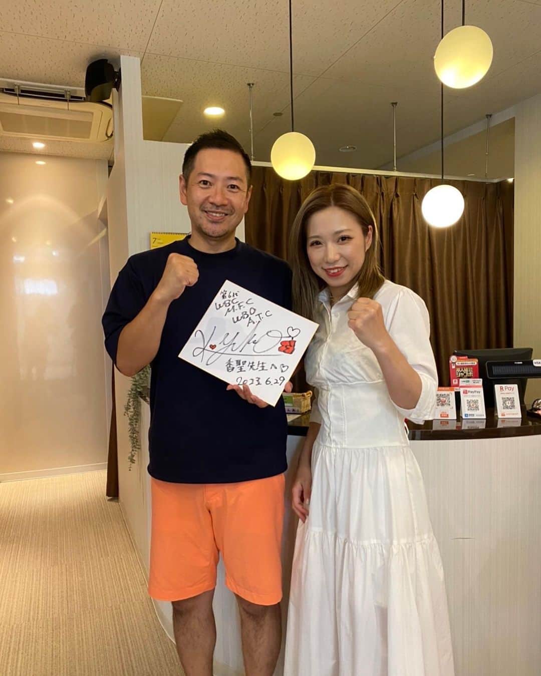 のインスタグラム：「. 【世界チャンピオン黒木優子選手のガチ治療❗️】 . 左股関節への疲労が重なり、 片足加重したときの痛みがあったので、それに対してのアプローチ🙌 . 最近ハマっている振動を伴う近赤外線のtolleruと手技で見事に痛み消失👏👏👏😆 . ホッ😌😌😌 . 8/5(土)は神戸でWBA・WBO王座統一戦です。そこに向けて疲労を抜きながらコンディショニングやっていきます😉 ・ 応援宜しくお願いします！ . 4枚目はいつもメンテナンスにお越し頂いている大阪で100年以上続く有名寿司店、ゑんどう寿司社長と一緒に🍣😊」