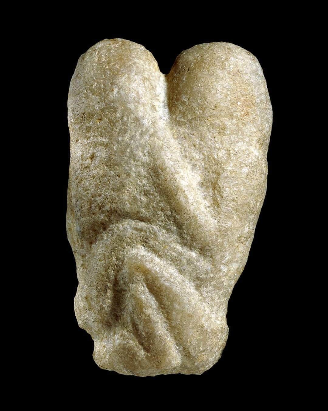 大英博物館のインスタグラム：「Carefully carved over 11,000 years ago, this is the oldest known sculpture of two lovers 💕  Made of sparkling calcite, it shows the lovers face to face. One person has their arms around the shoulders of the other, whose legs are drawn up around the waist of the first.   The figures are positioned together so intimately in this tender sexual embrace that it is impossible to make out their genders. It is made more explicit because the sculpture is ingeniously phallic whichever way you look at it.   The sculpture dates to the early Natufian period when people in the western Middle East still lived by hunting gazelle but had begun to domesticate sheep and cattle.   Regardless of who or what this couple may represent, the Ain Sakhri lovers have a tenderness which still moves us millennia after their creation.  🏛 See the sculpture on display in Room 51 of the Museum.  🔎 The Ain Sakhri lovers. Calcite, from the Levant, around 9000 BC.  #BritishMuseum #Pride #LGBTQHistory」