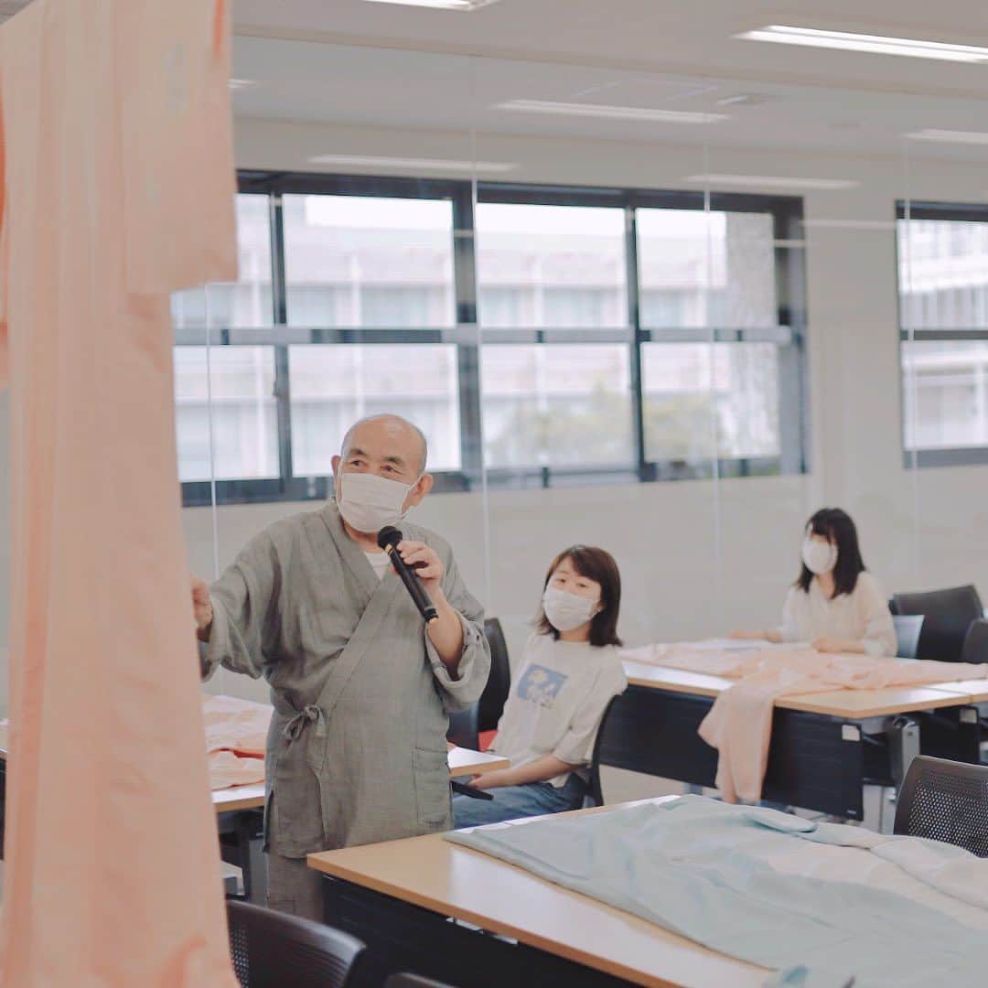 福岡女子短期大学さんのインスタグラム写真 - (福岡女子短期大学Instagram)「💠文化教養学科1年生「日本の伝統文化3」  文化教養学科１年生「日本の伝統文化」では、長い年月培われ受け継がれてきた日本の伝統文化について、歴史や生活とのかかわりを学びます。  「日本の伝統文化３」では日本の民族衣装である着物の機能・知識・マナーを身に付けるとともに着物の着装技術も体得します。  定期試験では、「きもの文化検定（4級・5級）」を受験することもあり、今日の講義、前半は着物に関する知識を深め、後半は着物の収納と手入れについて実演しました。  最初は緊張していた１年生、練習を重ねるうちに手際よく綺麗に畳むことができました。  文化教養学科１年生のみなさん、ありがとうございました。  #福岡女子短期大学 #文化教養学科 #日本文化　#日本文化好きな人と繋がりたい  #きもの #着物」6月29日 18時57分 - fukuoka_wjc