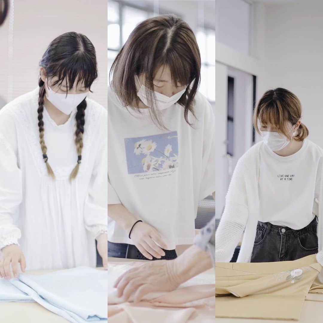 福岡女子短期大学さんのインスタグラム写真 - (福岡女子短期大学Instagram)「💠文化教養学科1年生「日本の伝統文化3」  文化教養学科１年生「日本の伝統文化」では、長い年月培われ受け継がれてきた日本の伝統文化について、歴史や生活とのかかわりを学びます。  「日本の伝統文化３」では日本の民族衣装である着物の機能・知識・マナーを身に付けるとともに着物の着装技術も体得します。  定期試験では、「きもの文化検定（4級・5級）」を受験することもあり、今日の講義、前半は着物に関する知識を深め、後半は着物の収納と手入れについて実演しました。  最初は緊張していた１年生、練習を重ねるうちに手際よく綺麗に畳むことができました。  文化教養学科１年生のみなさん、ありがとうございました。  #福岡女子短期大学 #文化教養学科 #日本文化　#日本文化好きな人と繋がりたい  #きもの #着物」6月29日 18時57分 - fukuoka_wjc