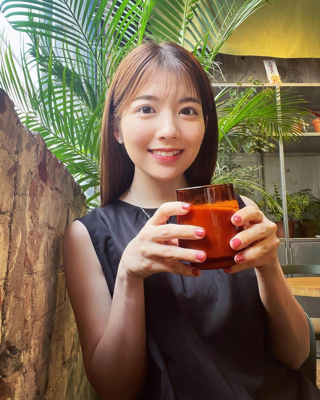 佐藤真知子のインスタグラム：「🥥 ナーツナツナツナツ、ココーナッツ！ が流れる季節ですね。(？)  後ろがヤシの木みたいなカフェに入ったということで！笑  水分補給という名のカフェ活が捗ります😉🫰🏻  #cafe #caffalatte   #もうすぐ7月」