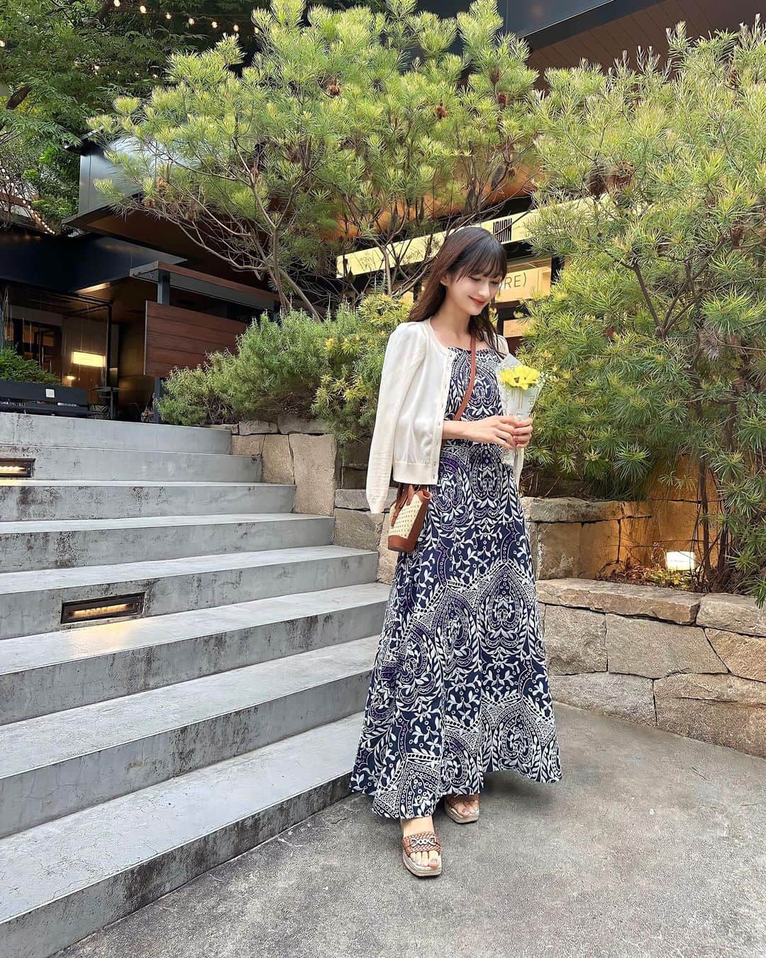 加藤瑠美のインスタグラム：「🌻💛  @jillstuart.jp のワンピースを着て @forencos_japan のローンチパーティーへ🪅 お花に囲まれた会場で素敵だったな💐 リップはマシュマロのような付け心地と発色で全然落ちなくてとっても優秀💄 唇の保護膜を形成するために、塗ってから30秒は唇を合わせることなく待つことが大切なんだって💋  dress @jillstuart.jp #jillstuart  bag @paris64world #paris64  sandals @grace_continental.div #gracecontinental  #ootd#Japanese#rubi_fashion#오오티디#아웃핏#年子ママ#年子育児#ママコーデ#ジルスチュアート#forencos」