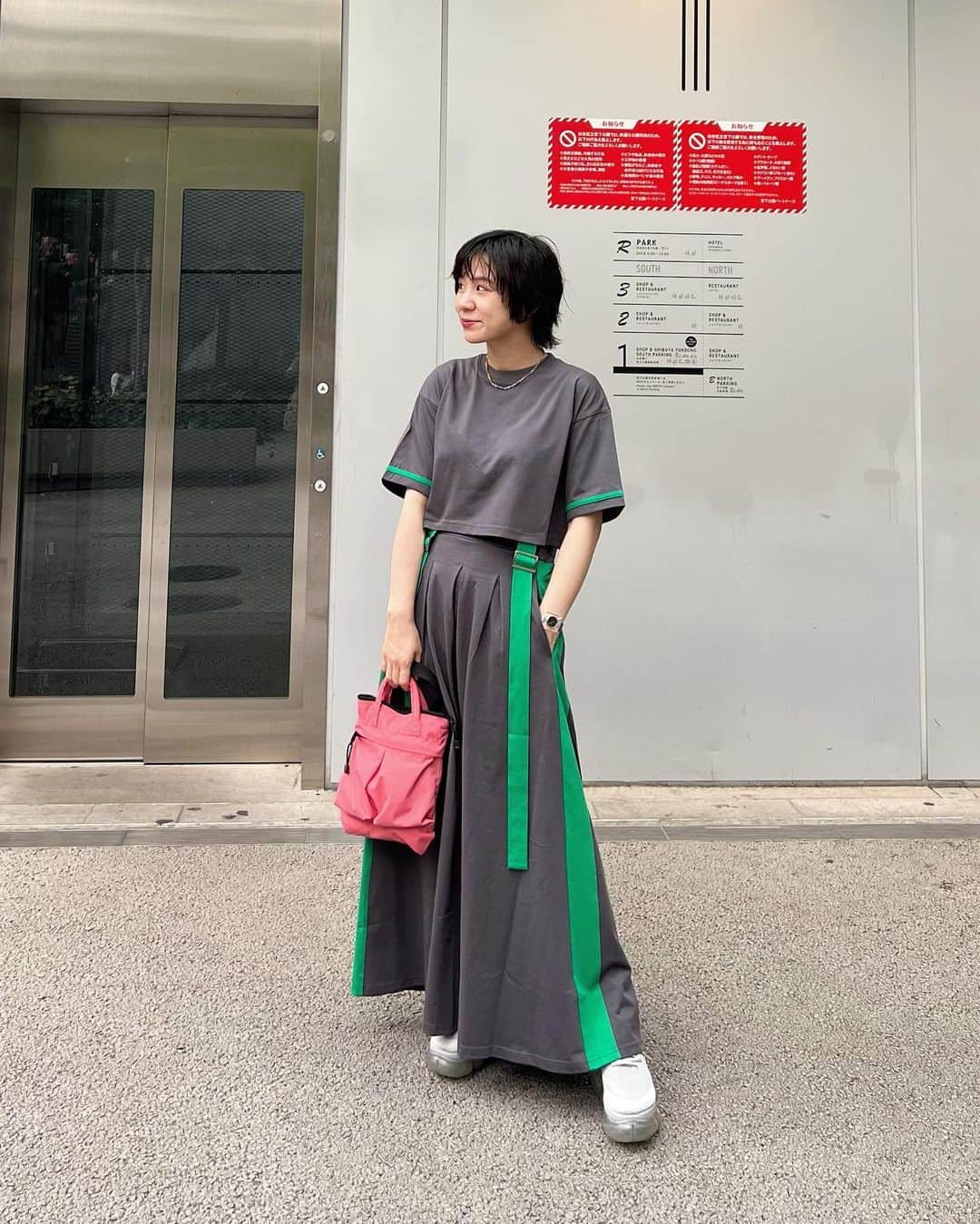 光永さんのインスタグラム写真 - (光永Instagram)「大人っぽいワンピース👗色絶妙🥹セパレートされるから着回し力高い最高と思って選びました❤️‍🔥 ピンクの差し色👜きゃわ 厚底履いてるから背高く見えてます🥱😲🙄🫨🫥 ㅤㅤㅤㅤㅤㅤㅤㅤㅤㅤㅤㅤ ワンピース：#CASANE バッグ：#SML スニーカー：#mikiosakabe ネックレス：#cene ㅤㅤㅤㅤㅤㅤㅤㅤㅤㅤㅤㅤ #ootd #outfit #ウルフショート #ワントーンコーデ #夏コーデ #骨格ナチュラルコーデ」6月29日 18時52分 - hinata_official__