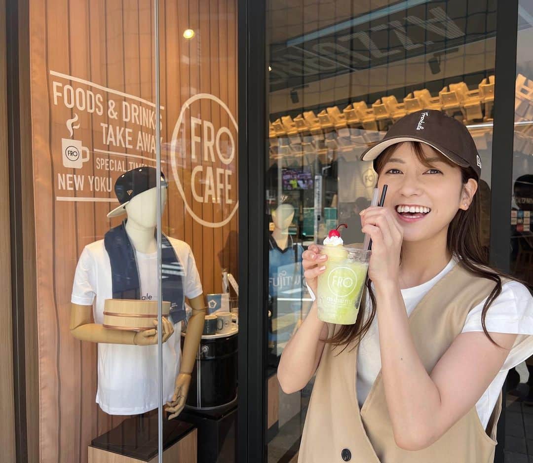 新保里歩のインスタグラム：「今日もなかなかの暑さでしたね…🌞☁️  AZZURRO NEROとFRO CAFEに行ってきたので🩵🫧📷  「青リンゴのホワイトソーダFROっぺ」 青リンゴの甘酸っぱさと爽やかなソーダ味で美味しかったです🍏🍨🥛🍒 (7/2までの期間限定メニューですのでみなさまぜひ🐬💫)  @frontalecafe   #キャップも #じつは  #frontale #刺繍 #🧵🪡 #☺️🤍  #azzurronero #frocafe」