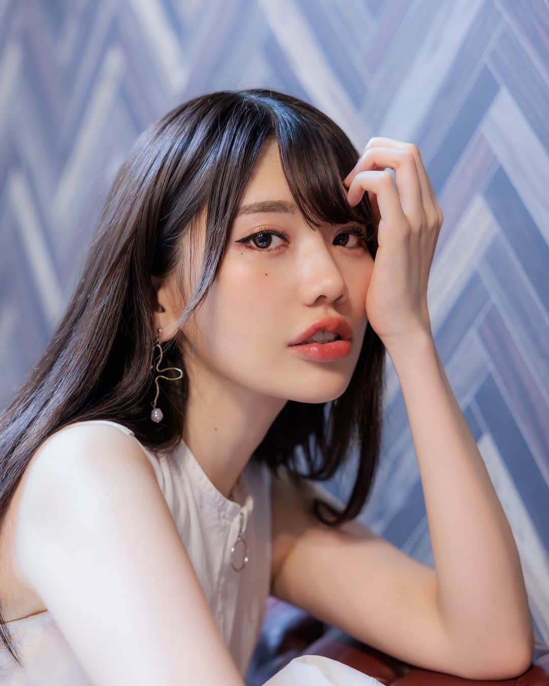 SHINTANITOUKOのインスタグラム：「Twitterもたまに更新してるから フォローしてねん😇  #撮影会 #撮影 #スタジオ #レースクイーン #racequeen#白コーデ #ホワイトコーデ #ワンピースコーデ  #ワンピース  #白ワンピ  #清楚」