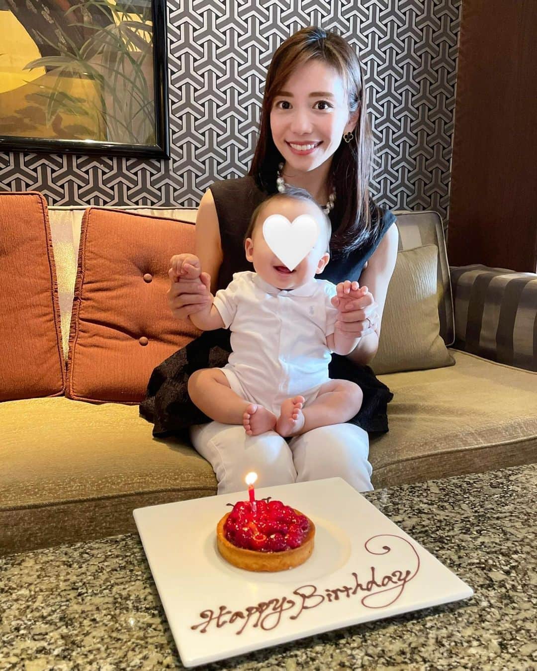 福山唯のインスタグラム：「月が変わる前に🙌💦  先日誕生日を迎えました🎂✨  去年の誕生日は息子はお腹の中にいたなぁ🥹と思い返しながら特別な気持ちになりました🤱 母になって初めて迎える家族3人の誕生日、とっても幸せでした🥰ありがとう🥹🫶より一層頑張る🙌✨  妊娠中、ニンニクとお肉が食べられなくなってしまった私。。😇 鮑もお肉も、しめは大好きなガーリックライスも✨やっとやっと美味しく食べられました🥹🫶  息子もお借りしたベビーチェアに座って、音を聞いたり、鉄板から上がる湯気よーく見てご機嫌に過ごしてくれました♪  個室はとっても広いお部屋でw歩くようになったら自由に歩けてとても良さそうでした♡  #mybirthday #birthday #myson  #誕生日　#誕生日ランチ　#6月生まれ　#ウェスティンホテル東京 #ウェスティンホテル　#鉄板焼き　#個室　#ママとぼーや　🤍」