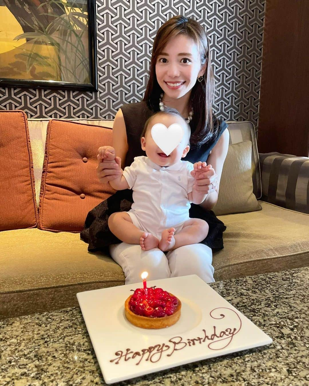 福山唯のインスタグラム：「月が変わる前に🙌💦  先日誕生日を迎えました🎂✨  去年の誕生日は息子はお腹の中にいたなぁ🥹と思い返しながら特別な気持ちになりました🤱 母になって初めて迎える家族3人の誕生日、とっても幸せでした🥰ありがとう🥹🫶より一層頑張る🙌✨  妊娠中、ニンニクとお肉が食べられなくなってしまった私。。😇 鮑もお肉も、しめは大好きなガーリックライスも✨やっとやっと美味しく食べられました🥹🫶  息子もお借りしたベビーチェアに座って、音を聞いたり、鉄板から上がる湯気よーく見てご機嫌に過ごしてくれました♪  個室はとっても広いお部屋でw歩くようになったら自由に歩けてとても良さそうでした♡  #mybirthday #birthday #myson  #誕生日　#誕生日ランチ　#6月生まれ　#ウェスティンホテル東京 #ウェスティンホテル　#鉄板焼き　#個室　#ママとぼーや　🤍」