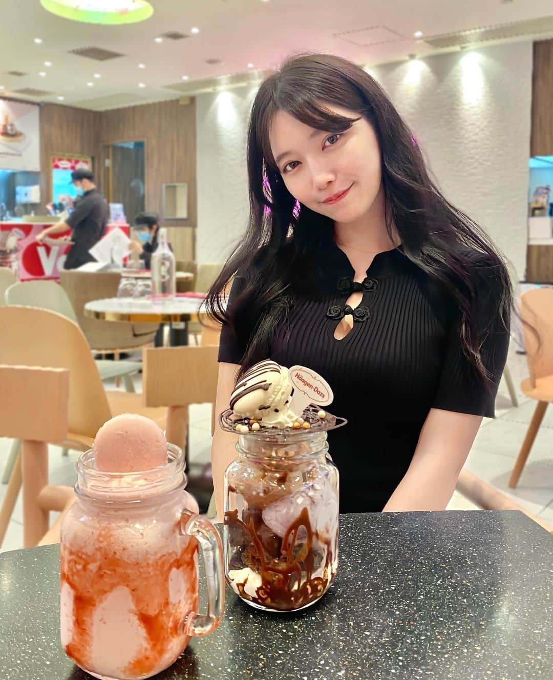 MICのインスタグラム：「📍 @haagendazs_hong_kong   投稿さぼりすぎた｡ﾟ(ﾟ´Д｀ﾟ)ﾟ｡ しょっちゅう行くハーゲンダッツカフェ🍨 Windsor Houseの店舗はいろんなメニューあって楽しいよ❤️  　 　 #haagendazs  #haagendazshk  #causewaybay #かわいいカフェ  #Causewaybaycafe #銅鑼湾美食 #ハーゲンダッツ #ハーゲンダッツカフェ  #香港カフェ #チャイナ服 #チャイナワンピース  #restauranthk  #hkrestaurant #hkfoodie #hkcafe  #カフェ巡り #香港在住さんと繋がりたい #🇭🇰 #香港在住 #海外生活  #香港観光 #香港生活 #香港日本人  #香港在住日本人 #hkkol #hkinfluencer  #hkjapanese #hkig」