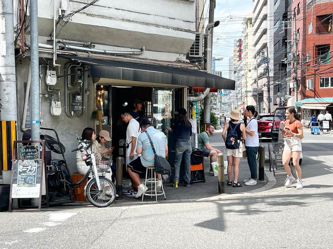 Mel Coffeeのインスタグラム：「暑い中、ご来店ありがとうございます😊大阪も30°を超え、アイスコーヒーの時期になりました。アイスコーヒーは水出しコーヒー、ハンドドリップでの急冷コーヒー、エスプレッソベースのカフェラテなどございます😊☕️  色んなコーヒーをお楽しみ下さいませ♪♪♪  また、オンラインショップの周年記念も間近です！お得な情報はオンラインショップ会員登録でGETして下さいね😆  #melcoffeeroasters #メルコーヒーロースターズ #icedcoffee #coldbrew #アイスコーヒー　#急冷コーヒー #水出しコーヒー」