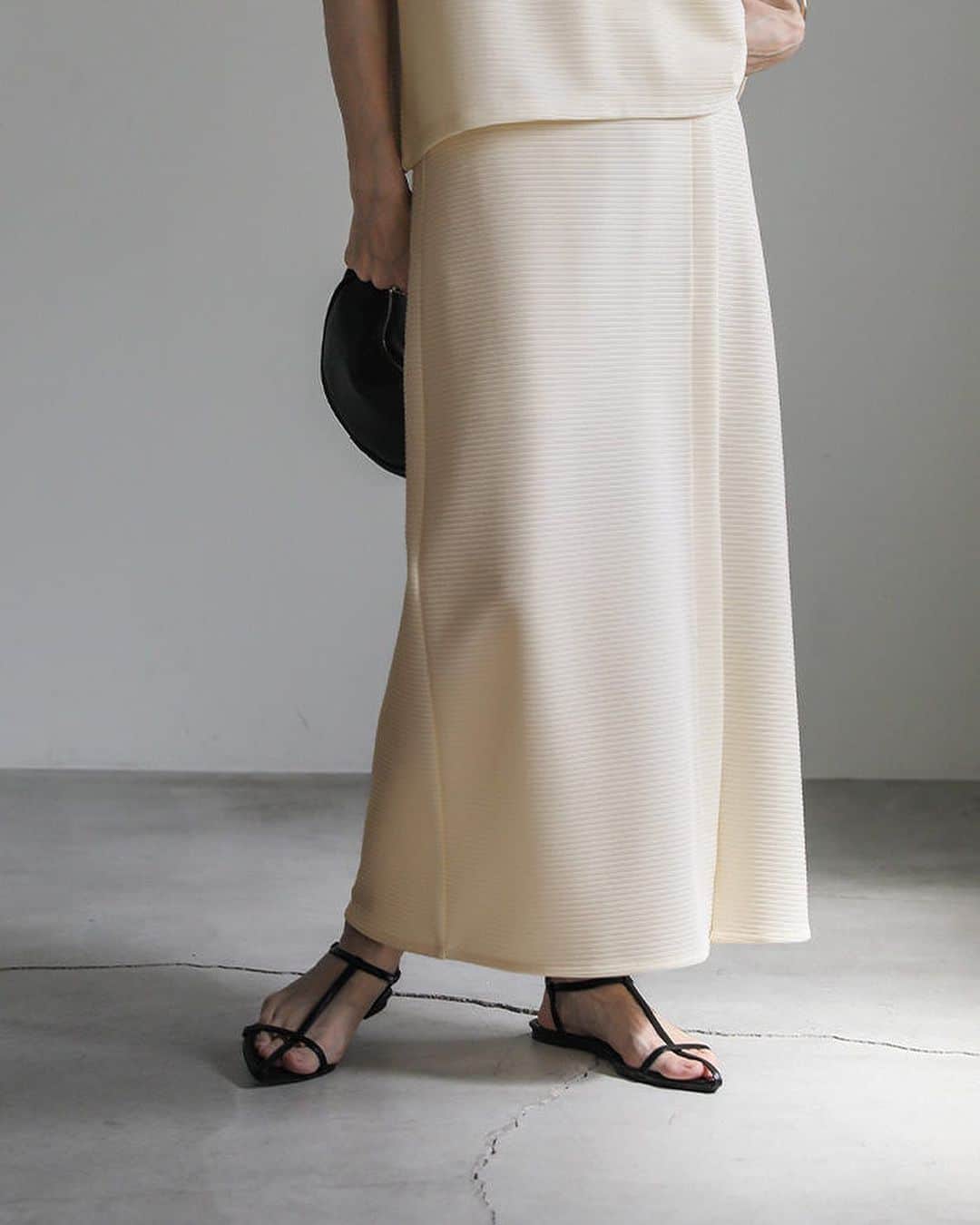 moca さんのインスタグラム写真 - (moca Instagram)「06.29(Thu)New in  ■No. 20001177 リップルボーダータイトスカート  ・price：4,400 yen（tax in) ・color：ivory / black   カジュアルさと上品さを併せ持ったリップルボーダースカートの登場。  ウエストやヒップラインが目立たず、身体に沿い過ぎないIラインが美しいアイテムです。  縦ラインを強調するフロントスリットで足さばきが良く、抜け感も演出してくれます◎  ウエストは後ろがウエストゴム仕様のリラックスした着心地。  これからの季節にうれしいホームケアが叶うのもおすすめのポイントです。  ※トップス(20001176)とセットアップでの着用が可能です。   ※ペチコートの着用をおススメします。  #selectmoca」6月29日 18時59分 - selectmoca