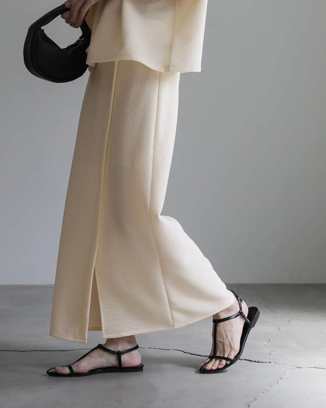 moca さんのインスタグラム写真 - (moca Instagram)「06.29(Thu)New in  ■No. 20001177 リップルボーダータイトスカート  ・price：4,400 yen（tax in) ・color：ivory / black   カジュアルさと上品さを併せ持ったリップルボーダースカートの登場。  ウエストやヒップラインが目立たず、身体に沿い過ぎないIラインが美しいアイテムです。  縦ラインを強調するフロントスリットで足さばきが良く、抜け感も演出してくれます◎  ウエストは後ろがウエストゴム仕様のリラックスした着心地。  これからの季節にうれしいホームケアが叶うのもおすすめのポイントです。  ※トップス(20001176)とセットアップでの着用が可能です。   ※ペチコートの着用をおススメします。  #selectmoca」6月29日 18時59分 - selectmoca