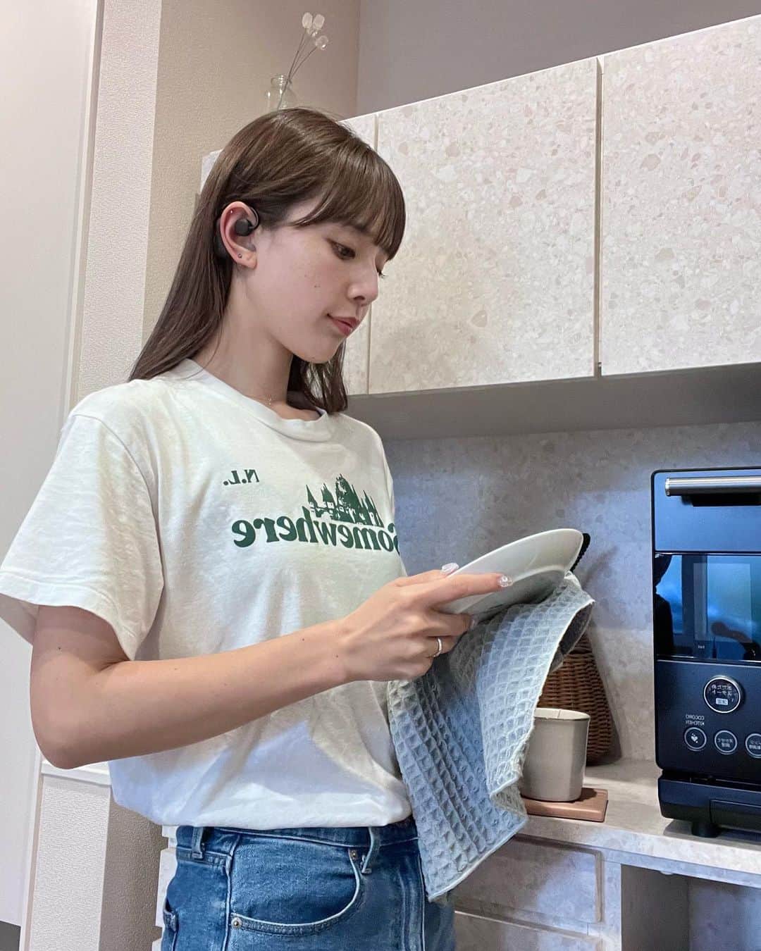 目見田早弥子のインスタグラム：「頭からお花生えてる🌼  いつも洗い物とかお掃除しながら音楽聴いたりするのだけれど、 耳を塞がずに音楽も周りの音も聞こえる @nwm_jp のイヤホンを使ってみたらすごく良かった！  いつものイヤホンだと話しかけられても気が付けなかったり、 インターホンとか 洗濯機の完了音聞き逃したりしてたからこれは便利👏🏻 あと普通にいつものイヤホンは形状的に 水場の家事してたらお水にポチャンしそうになるんだけど ヌームは耳上から引っ掛けてるから落ちる心配もなくて助かる😂  音漏れを最小限に抑えるPSZ技術っていう NTTの新技術が搭載されているらしくて、 本当に音漏れほぼ無くて不思議..💭💫  お家でお仕事されてる方とか主婦の方にとってもオススメ🎀  @nwm_jp をフォローすると 抽選で10名様に「nwm MBE001」が当たる プレゼントキャンペーンもやってるみたいです！  募集期間：2023/6/24（土）13:00~7/10（月）23:59  詳細はヌームのアカウントをチェックしてください🌟  #nwm#ヌーム#ながら聴き#おうち時間#ワイヤレスイヤホン」