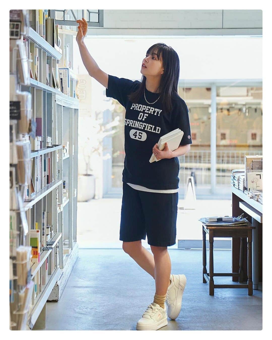 夏子さんのインスタグラム写真 - (夏子Instagram)「. 撮影後、長居させてもらってしまいました。楽しい本屋さん この日の2冊📚  #Champion  #いつまでも愛せるもの  #TIMELESS  #ChampionJP   #PR」6月29日 18時59分 - natsuko93_official