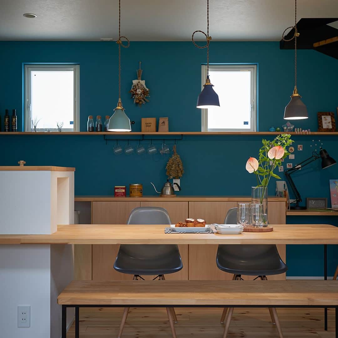コラボハウス一級建築士事務所さんのインスタグラム写真 - (コラボハウス一級建築士事務所Instagram)「紺ガルバ＋塗り壁+板塀 外壁や室内ドア、壁紙の青がポイント。 吹抜けリビングで開放感のある家。 ----------------------------------------------------- コラボハウスは 設計士と直接話して家づくりをする設計士事務所です。 「住みやすく使いやすい、ちょっとカッコいい家」 をコンセプトに家づくりのお手伝いをしています。 土地探し、間取りづくり、デザイン、家具選び 資金計画、工事、メンテナンスまで設計士に全部お任せ。 DMやHPからお気軽にお問い合わせください。 ------------------------------------------------------ #外観デザイン #ファサード #塗り壁 #ガルバリウム外壁 #板塀 #庭のある暮らし #無垢床 #吹抜け #キッチン #ダイニングテーブル #サップ #和室 #造作洗面台 #土間収納 #洗面所収納 #トイレインテリア #自分らしい暮らし #デザイナーズ住宅 #注文住宅新築 #設計士と直接話せる #設計士とつくる家 #コラボハウス #インテリア #愛媛 #香川 #岡山 #大阪 #徳島 #秋田 #マイホーム」6月29日 19時00分 - collabo_house