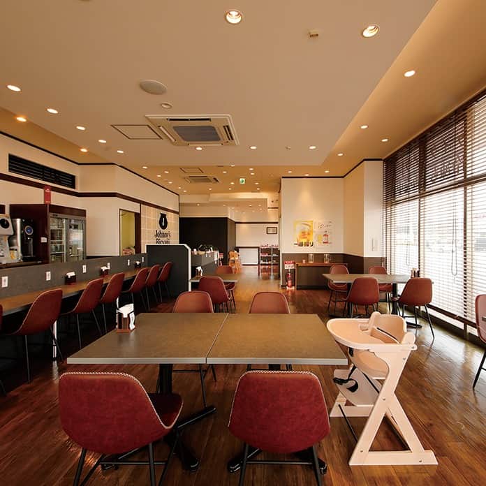金沢情報 グルメ専用アカウント（ランチ カフェ ラーメン）さんのインスタグラム写真 - (金沢情報 グルメ専用アカウント（ランチ カフェ ラーメン）Instagram)「全国に熱狂的なファンを持つビリヤニ専門店「ジョニーのビリヤニ」から、「お子様プレート（600円）」新登場！  ＝＝＝＝＝＝＝＝＝＝＝＝＝＝＝＝＝＝＝＝＝＝＝＝＝＝＝ ジョニーのビリヤニ （@johnnysbiryani ） 野々市市白山町4-1　イオンタウン野々市内 11:00〜22:00 定休／無休 駐車場／450台（共同） ＝＝＝＝＝＝＝＝＝＝＝＝＝＝＝＝＝＝＝＝＝＝＝＝＝＝＝  日本でわずか10店舗の「Japanese Curry Award2020」メインアワード受賞のビリヤニ専門店😳😳 数十種のスパイス配合でバスマティライスが抜群に美味しい！  そんな同店が「キッズメニューを作ってほしい」というママパパの声に応えるべく「お子様プレート」新登場。キッズ椅子・食器・エプロンも揃うので安心☺️👏  お子様プレート（600円）は辛みゼロのカレー（4種から選択可）、ハーフナン、ゼリー、ジュース付でボリューム満点！ テーブル同士の間隔が広く、ベビーカー持込もOK！ 椅子に座れない子どもも大歓迎！😘  >>>その他のグルメスポットは（@kanazawa_joho_gourmet）にて  #ジョニーのビリヤニ  #石川県 #石川 #金沢市 #金沢 #金沢グルメ #金沢グルメスポット #金沢グルスポ #金沢グルメ情報 #金沢情報 #北陸グルメ #金沢スイーツ #金沢ランチ　#金沢カフェ　#金沢旅行 #石川グルメ #石川県グルメ #金沢観光  #ishikawa #kanazawa　#金沢テイクアウトグルメ #ビリヤニ #カレー #お子様プレート #ファミリー」6月29日 19時00分 - kanazawa_joho_gourmet