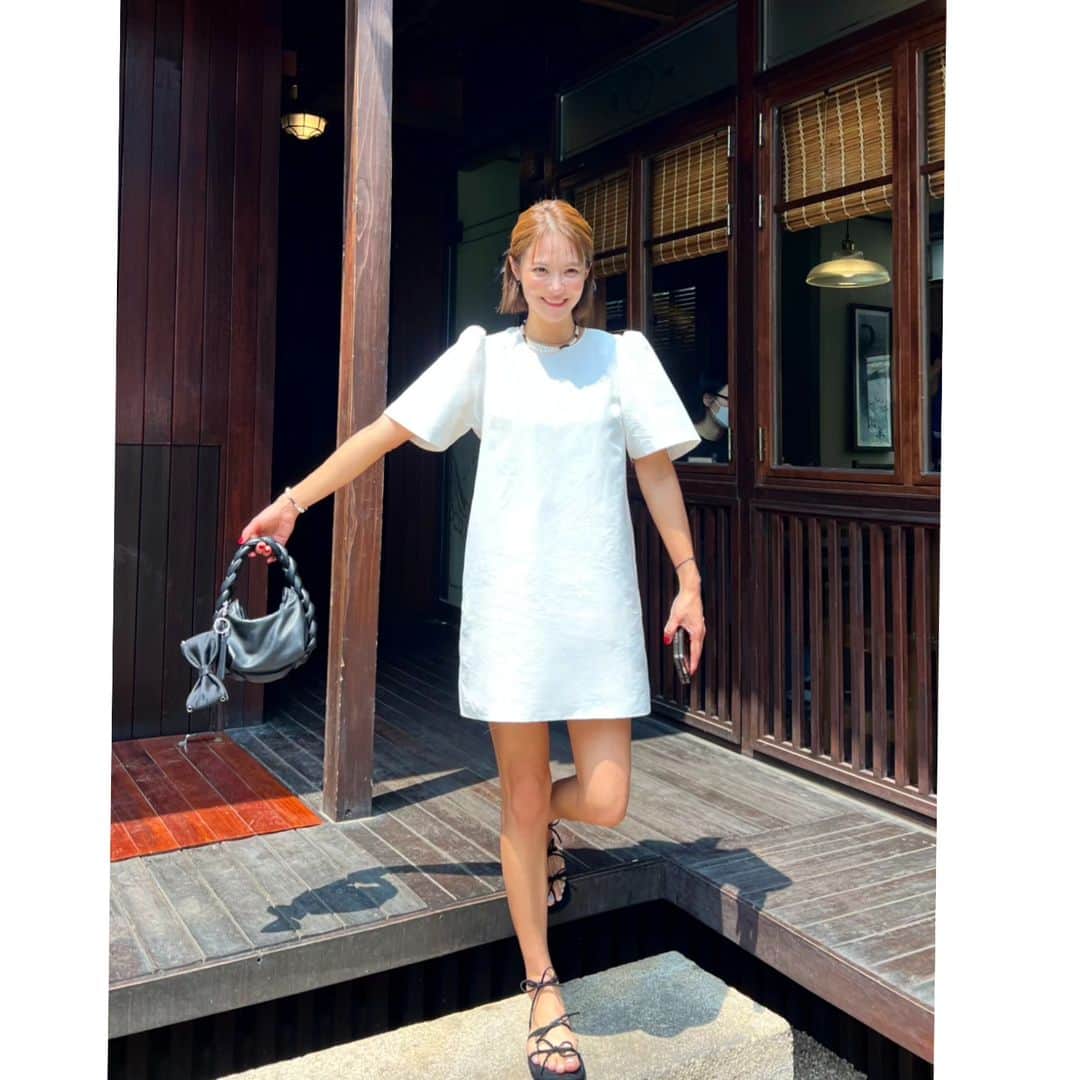 ユ・ハナのインスタグラム：「러블리본샌들🎀  비건레더에,  리본으로 발등편안하게 조절할 수있고 잘 풀리지도 않고 바지에도 치마에도 예쁘고오오 5만원도 안하는뎁 엄청 비싸보이고오오 리본사이즈도 작아서 과하지않고오오🖤  블랙이랑 핑크 둘다 놓치기 싫은데 가격이 진짜 BLACKPINK  다 해도되자나요오🌸  일부 배송은 내일 되실거구요, 일부는, 공지대로 이번주말마감 후 다음주 순차발송이에요💋   이상, 리본에미친애🎀」
