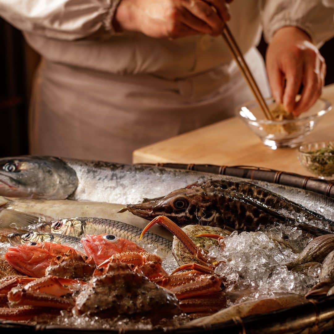 Park Hyatt Tokyo / パーク ハイアット東京さんのインスタグラム写真 - (Park Hyatt Tokyo / パーク ハイアット東京Instagram)「Kozue’s new menu focuses on the freshest seafood caught in Hakodate, Hokkaido. Each dish is carefully prepared  by Kozue Chef de Cuisine Nobuhiro Yoshida and his team. Starts on July 7 until August 6.  「梢」では、北海道・函館で水揚げされた新鮮な魚介を、料理長 吉田展大が至高の品々に。7月7日（金）から8月6日（日）までの期間限定で、五感で夏を味わう日本料理ならではの醍醐味をご堪能いただけます。  Share your own images with us by tagging @parkhyatttokyo  —————————————————————  #parkhyatttokyo #ParkHyatt #Hyatt #luxuryispersonal #japanesecuisine #diningexperience #seafood #hokkaido #kozue #パークハイアット東京 #日本料理梢 #函館 #北海道 #吉田展大  @chef_thibault_chiumenti」6月29日 19時00分 - parkhyatttokyo