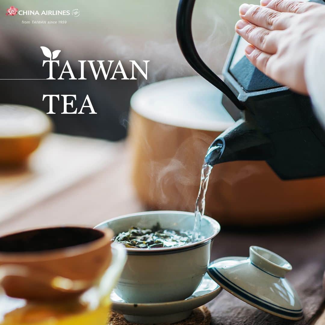 日本地区チャイナ エアラインのインスタグラム：「【Taiwanese Tea Culture】  台湾ではお茶を飲む文化が根付いています🫖 茶葉にお湯を注ぐと、心地よい香りが立ち込めます😊 ほのかな甘みが口の中いっぱいに広がり、飲み終えた後も湯のみの底から漂う残り香を楽しめますよ💕  台湾の環境と気候は、茶樹の生育に適しています🌱 豊かな茶葉の種類と独自の製茶技術により、台湾では通頂烏龍茶、文山包種茶、日月潭紅茶など、数多くの銘茶が生産されています。  茶器や淹れ方、テイスティングの細部にまでこだわる台湾茶道も、ぜひ体験してみて下さい。 台湾にはステキな茶芸館がたくさんありますよ🍵✨  ▼最新運航情報▼ bit.ly/3MJ6IGt  ＜公式HP＞ https://goo.gl/vif8Qp  #chinaairlines #中華航空 #台湾 #台湾旅行 #台湾好きな人と繋がりたい  ----------------------------------------------------------------- DFPに入会するとバースデーディスカウント等のうれしい特典が盛りだくさん！ ご入会はコチラ👉　https://bit.ly/3YIQ7cl」