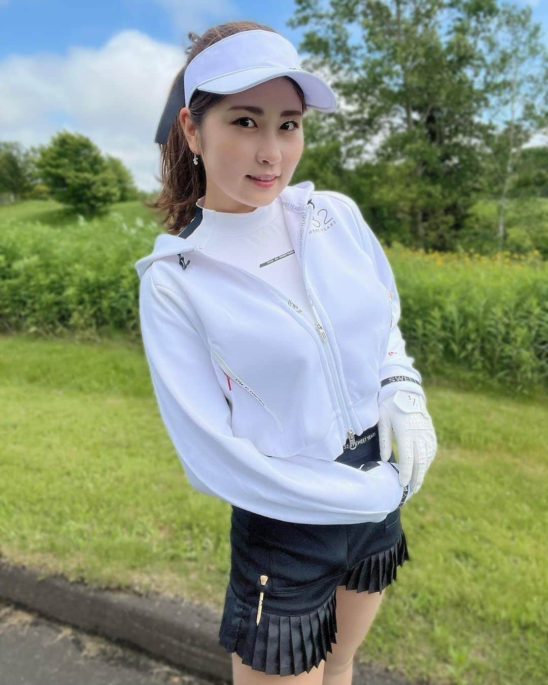 のインスタグラム：「北海道ゴルフ🤍 空港着いてから海鮮丼食べて、スルーでゴルフしたよ⛳️✨ スルーって最高だよね〜⸜( ´ ꒳ ` )⸝ 北海道の気候と大自然の感じが とっても好きでまた行きたい！  wear @sy32golf_official  . #まいごるふ#ゴルフ#女子ゴルフ#ゴルフ女子#ゴルフスイング#ゴルフウェア#ゴルフコーデ#maigolf#sy32#sy32bysweetyears#sy32golf#sy32コーデ#golf#golfswing#golfwear#골프#골프스윙#골프중독#골프웨어」