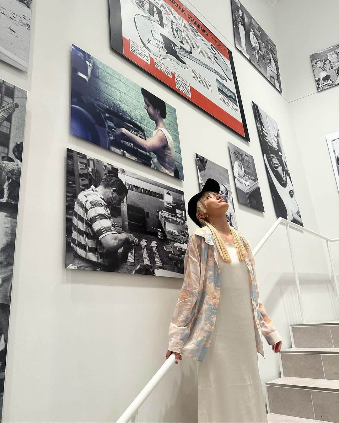中川友里のインスタグラム：「Fender 77年の歴史上初の「Fender Flagship Tokyoのreception partyへ👀🔥  30日のグランドオープンを祝うために駆けつけた豪華アーティストのライブセッションも贅沢すぎた😭🔥✨  @miyavi_ishihara さんのスラップギター🎸いつ見ても痺れる😭✨  そのまま向かいに出来た @uggjapan のflag shipのpartyへ✨  原宿再熱🫰🏻❤️  新たなカルチャーの生まれる場所になるといいな👀✨  #FenderFlagshipTokyo #Fender #フェンダー  あ、音楽夏フェスに向けてエクステつけました🐸✨  今年もいっぱい音浴びて吸収して自分のDJプレイに生かす🫰🏻❤️  音楽は一生の旅です🌱✨」