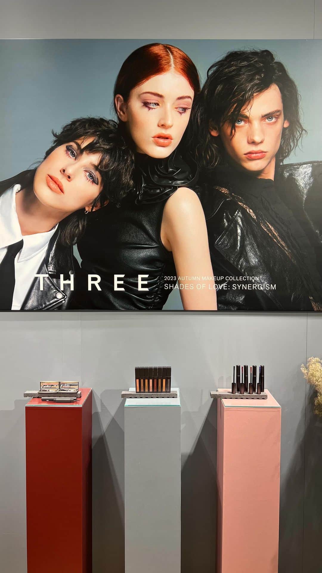 のインスタグラム：「【発表会取材】「THREE」の秋コレクションが8月9日に発売します。今シーズンのテーマは“SHADES OF LOVE：SYNERGISM”。重なり合う色、影、テクスチャー、ふいに生まれる偶発的な美しさ。そんな“まだ見ぬ眼差し”を作り出すメイクアップアイテムが登場します。  新アイシャドウ “ユナイテッドフルイドアイカラー”（全8色、各3850円）は、まるで乳液のようにまぶたに溶け込んで密着するリキッドタイプのアイシャドウ。パールの配合バランスが異なる、ニュートラル・シアー・ブリリアントの3つのテクスチャーを展開し、レイヤードすることで多彩なニュアンスを表現します。さっとラフに伸ばせば抜け感のある表情に、カラーを重ねれば引き込まれるような深みのある眼差しに。 ウォータープルーフ処方で、よれにくく長時間美しい仕上がりをキープします。  そのほか、ほどよいボリュームとセパレートを兼ね備えたマスカラ“ワイズアイズパースペクティヴ マスカラ”（全4色、各4400円）、ワックスとパウダーをセットにしたアイブロウ“アドバンスドアイデンティティ ブラウシェーピングデュオ”（4180円）の新色と限定色、アイブロウペンシル“アドバンスドアイデンティティ アイブラウペンシル”（3850円）の新色も登場します。  発表会ではさまざまなルックのモデルが登場。この秋のムードを感じさせるメイクを提案しました。  （ソーシャルデスク・浅野）  #THREE#ユナイテッドフルイドアイカラー#秋コスメ#秋メイク#秋コレクション#アイメイク#アイシャドウ#リキッドしアイシャドウ#新作コスメ#メイク#マスカラ#カラーマスカラ#アイブロウ#美容#beauty#makeup」
