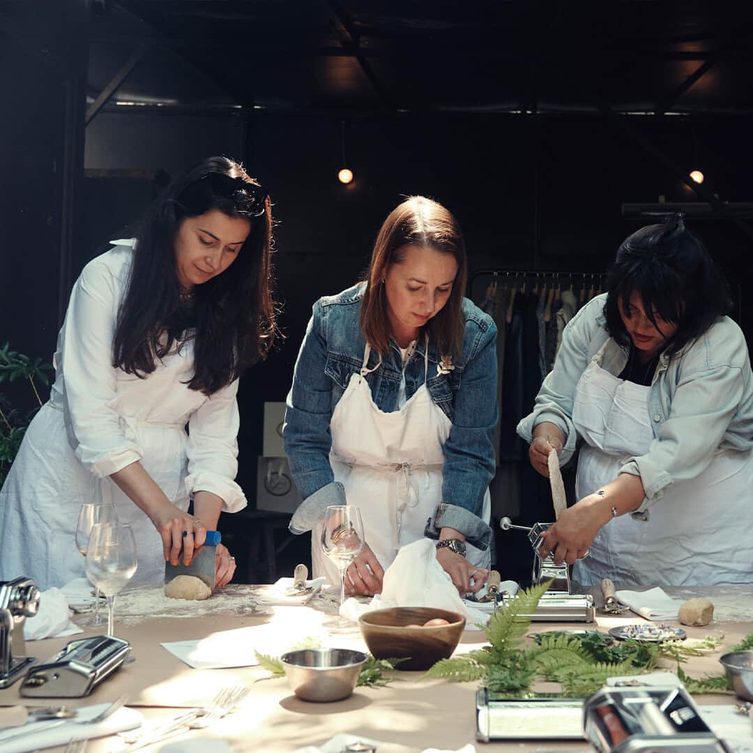 bonpointさんのインスタグラム写真 - (bonpointInstagram)「The Maison Bonpoint welcomed journalists around a summer lunch made by the chef @LorenzaLenzi to unveil its latest collection. ​ During this bucolic outdoor event, our guests had a chance to mingle and make their own fresh pasta. ​  #Bonpoint #BonpointFW23 #PREvent」6月29日 19時02分 - bonpoint