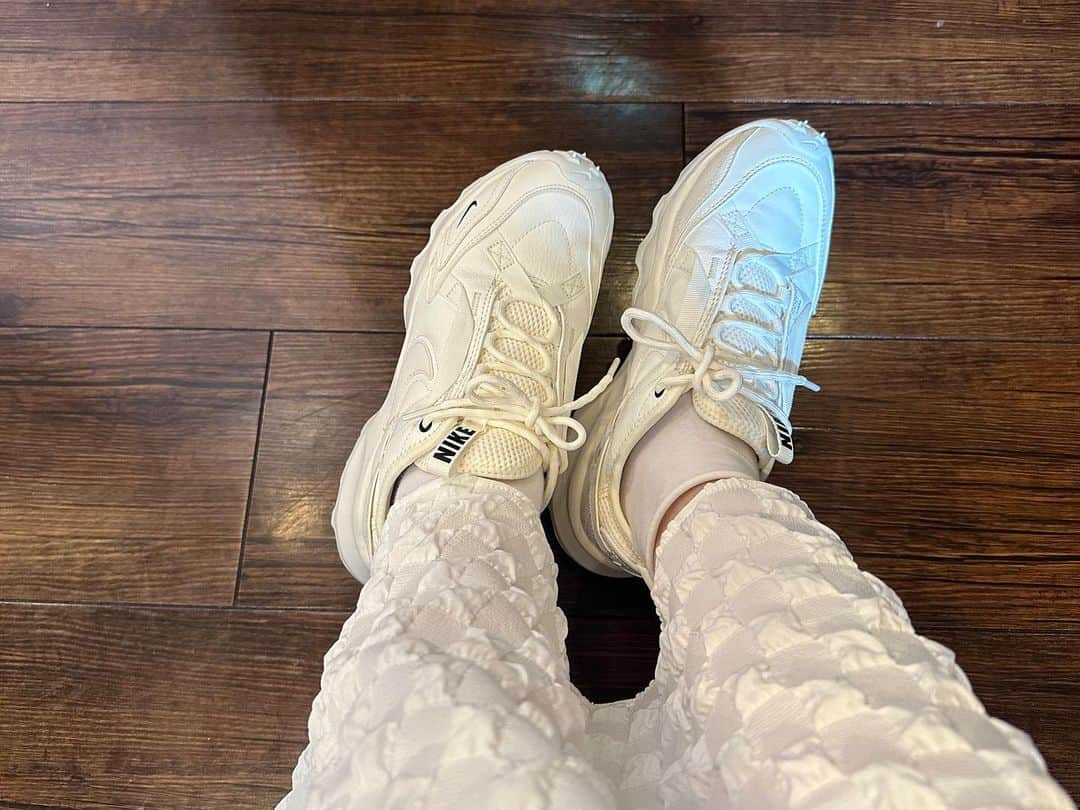 藤井美加子のインスタグラム：「おニュー👟✨ 買って2ヶ月も経つのに タイミングが分からなくてなって やっと下ろしました🚶𓂃 𓈒𓏸  それにしても今日は うっ！🤢ってなるくらい 暑かったですね。  今日もお疲れさまでした⍢🎐  #新しい靴は素敵な場所へ連れてってくれる  #NIKE #真っ白って汚れるの嫌ね #一度汚れるとどうでもよくなるね」
