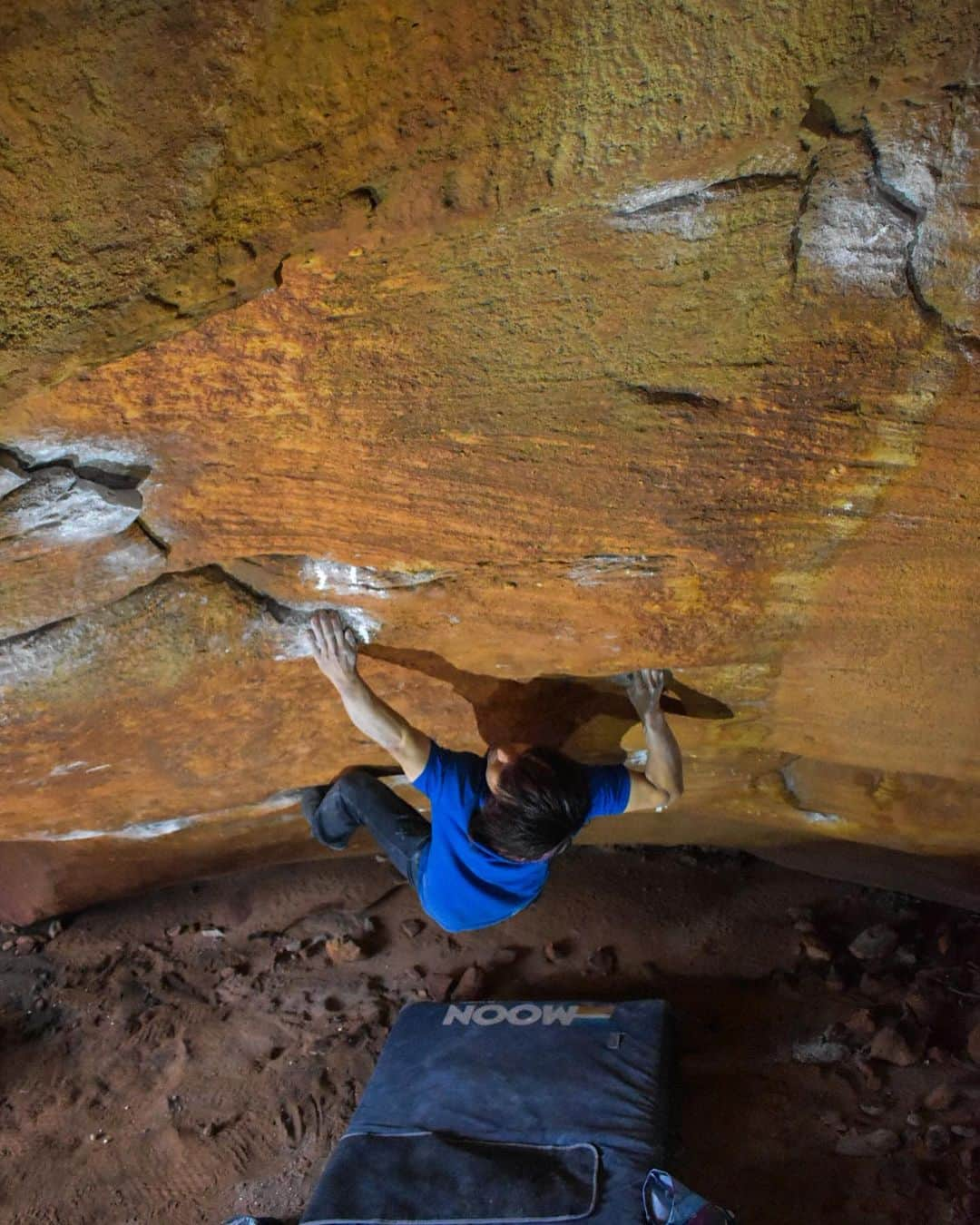 野村真一郎のインスタグラム：「Bloody Mary 8b+/V14✅ FA by @dawoods89   #Rocklands 🇿🇦  First greeting to the cave i’ve been longing for. I sent one of my target of this tour, “Bloody Mary 8b+” yesterday. I received sooo strong impression from first half of section of this line like i was losing my confidence even on halfway checking the beta. When I tried some section anyway, I felt somehow right and i could send it. In the section of Left hand dyno to the 4th hold I couldn’t reach 3rd hold with keeping toe hooking, so my beta is matching on the 2nd hold and —-just launch.  I was so relieved that i sent it with this beta. There are so many harder moves for short reach in foreign countries, honestly I’m really happy at every moment when I overcome the reach problem, cus it’s so satisfying like “reach? what’s that?”. ＿＿＿＿＿＿＿＿＿＿＿＿＿＿＿＿＿＿＿＿＿＿＿＿＿＿＿＿＿＿  憧れのケイブに遂に初対面。 まずは昨日お目当てだったBloody mary(5段)が登れた。 前半のホールド感とムーブが結構強烈で、バラシの段階では割と自信無くなってくる程だったけど、バラシでなんとなくポジションが分かったから気合いで繋げてみたら、1発で上手くハマってそのまま登れた。 四手目の左手の片手ダイノセクションは、トウした状態だと三手目が届かなくて、二手目をマッチしてとりあえずぶっ飛ぶ。で、解決出来たからまじで良かった。 正直、海外に来るとリーチで厳しいムーブも頻繁に出てくるから、それを乗り越える度に嬉しくて、してやった感あって、快感で、最高に気持ちいい。  📸: @o__takum122   @rokdo_team @unparallelup @rockmasterhq_caravan @monturajapan @montura_official @frictionlabs @project_daihold @clover_resole @hamasakichiryoin0929」