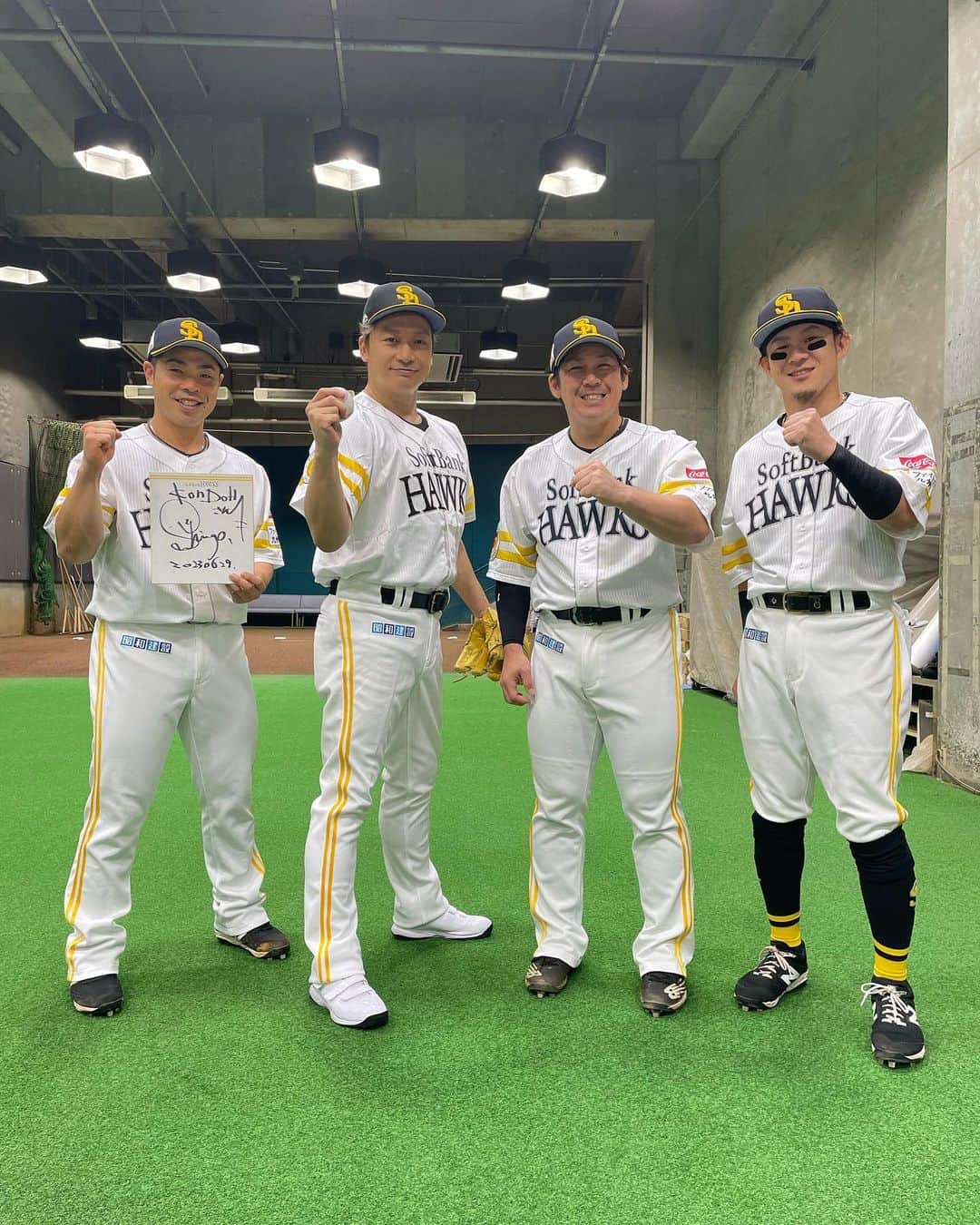 香取慎吾のインスタグラム：「始球式じゃないんだって セレモニアルピッチなんだって セレモニアピッチじゃないよ セレモニアルピッチなんだって やったよ！できたよ！ #sbhawks」