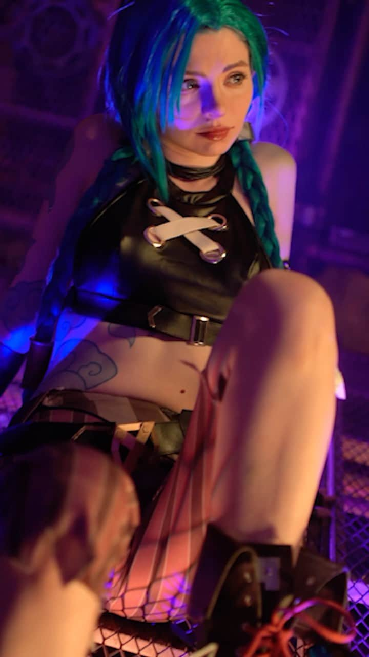 ソフィーのインスタグラム：「Jinx cosplay cinematic.  #arcane #jinx #cosplay #leagueoflegends #netflix #arcaneseason2 #cosplaycinematic」