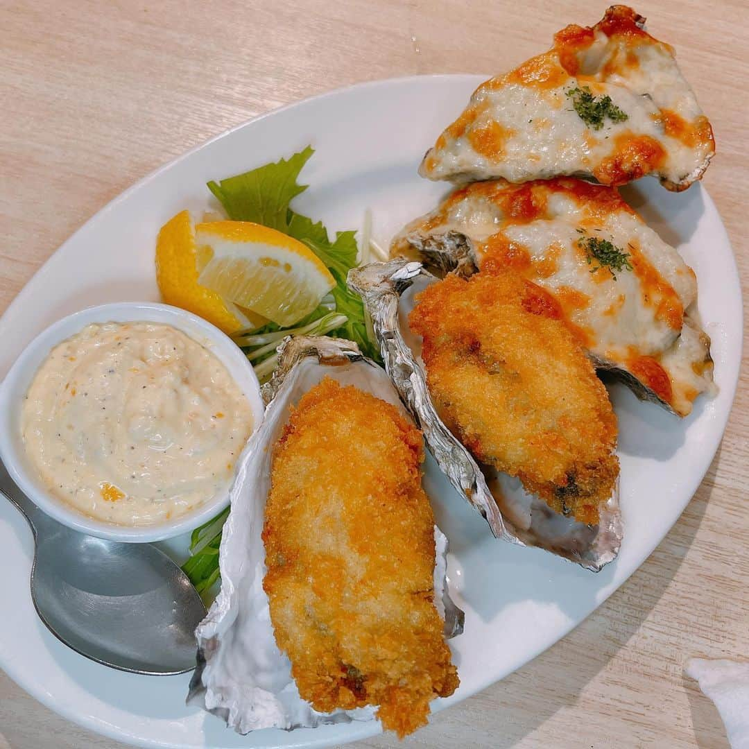 黒沢美怜さんのインスタグラム写真 - (黒沢美怜Instagram)「『MICHI FISH&OYSTER』 大井町にあるフレッシュな牡蠣と美味しい創作海鮮イタリアンの楽しめるお店🦪✨  驚いたのが牡蠣の新鮮さ✨  ハマってから週一くらいで牡蠣食べてる気がするけどその中でもピカイチでプリプリで新鮮だった気がします🌟  そしてオイスターバーは牡蠣以外のメニューがちょっと残念だなぁ😢💦 なんて思うこともあるんですがここはセンスが良すぎてどれを頼んでも美味しかったよ😋💓  頼んだものたちはこちら☟💫  【とうもろこしのムース】 ✴︎お通し  【生牡蠣三種盛り🦪】 ✴︎宮城 志津川 ✴︎宮城 気仙沼 ✴︎北海道 知内  【至福のパンナコッタ】  【燻製いわしのアンチョビキャベツ】  【とうもろこしのチーズフリット】  【牡蠣のグラタン🦪】  【牡蠣フライ🦪】  【ウニのクリームパスタ】  【ブリュレレアチーズケーキ】  ここのお店ハズレなしでした🙆‍♀️🌟 どれを食べてもわぁぁおいしい🤤💓ってなります😹💦 やっぱり牡蠣は新鮮ぶりぶりクリーミーなんだけど、品種によって牡蠣の味の濃いものや塩味が強いものなどの食べ比べもしっかりできて楽しい🤗💫  牡蠣だけじゃなくて、ベシャメルソースもとても美味しい牡蠣グラタンも至高だし牡蠣フライはカリトロ🤤💕  旬のとうもろこしのフリットはチーズがほんのり効いててコクがあってカリカリサクサク🌽✨  〆のパスタはニンニクも程よく効いててガツンと美味しい🥺🍝  私のオイスターバーリストにしっかり刻み込んだ美味しすぎるお店に出会えました😋🦪✨  ◆◇◆ MICHI FISH&OYSTER 050-5571-9271 東京都品川区東大井5-12-2 ユニーブル大井町 102 ◆◇◆  #michifishoyster #大井町グルメ #大井町ディナー #oysterbar #大井町飲み #oyster #oysterbar #オイスターバー #🦪 #生牡蠣 #牡蠣グラタン #牡蠣フライ #グルメ #グルメ巡り #東京グルメ #foodpic #foodstagram #foodphotography #foodie #gourmet #ごはん日記 #ごはん記録 #くろぐるめ」6月29日 19時10分 - kurosawamirei