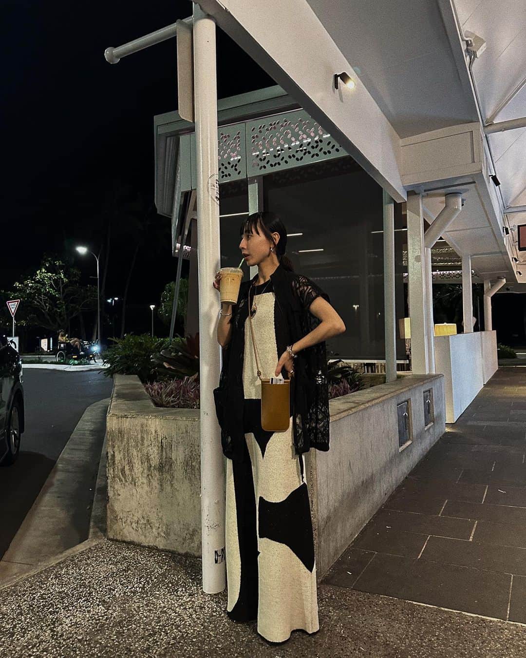 黒石奈央子さんのインスタグラム写真 - (黒石奈央子Instagram)「Cairnsコーデ。  お気に入りな幾何学柄ドレスを持ってきた。  セミフレアが上品な、ニットドレスだよ。  チュールベストは刺繍が、施されたレース素地を使用したワークベスト。  背中に🐨背負って帰ってきたw  dress 7/4 vest 7/11 .  @amerivintage  #ameri#amerivintage」6月29日 19時10分 - blackstone705