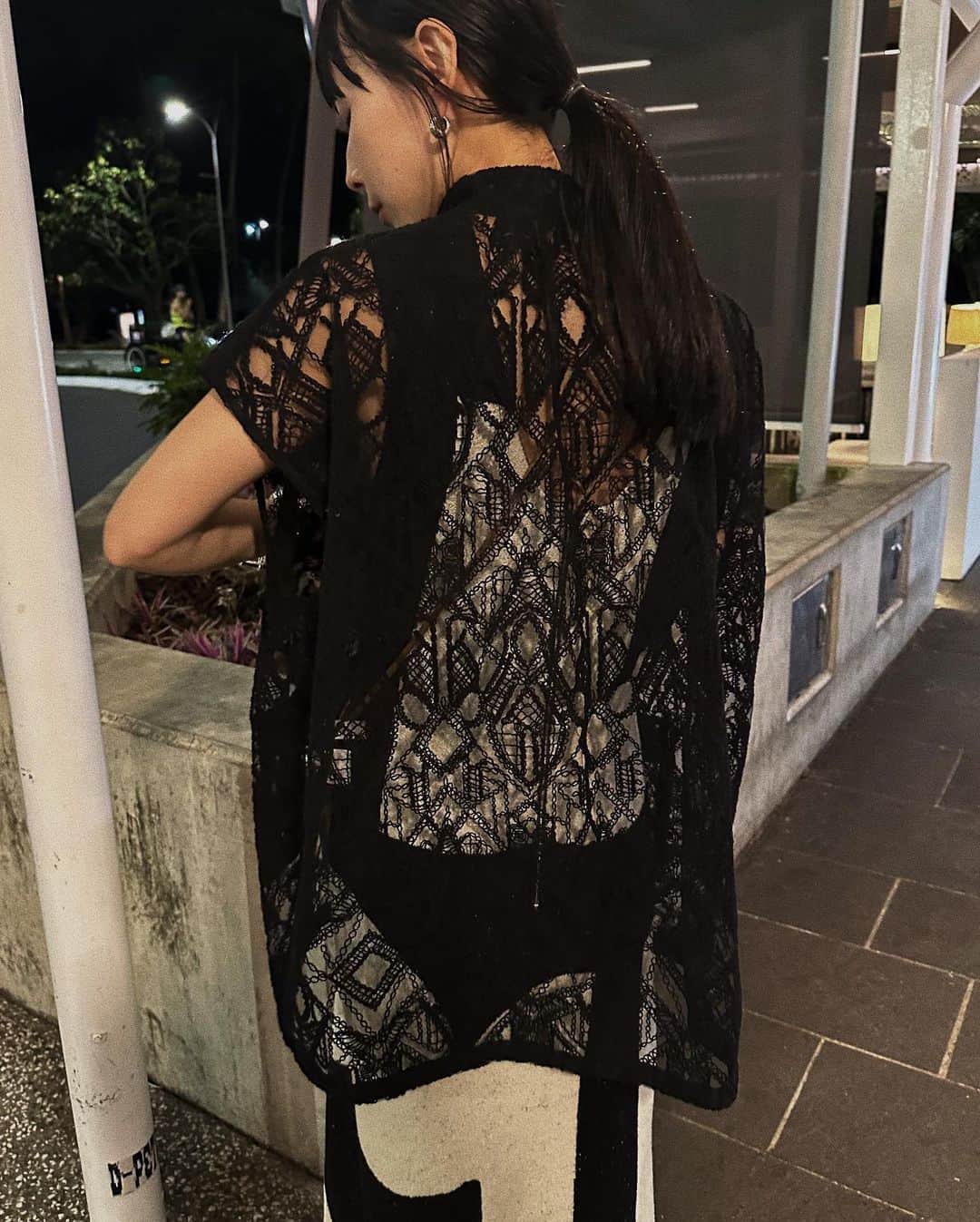 黒石奈央子さんのインスタグラム写真 - (黒石奈央子Instagram)「Cairnsコーデ。  お気に入りな幾何学柄ドレスを持ってきた。  セミフレアが上品な、ニットドレスだよ。  チュールベストは刺繍が、施されたレース素地を使用したワークベスト。  背中に🐨背負って帰ってきたw  dress 7/4 vest 7/11 .  @amerivintage  #ameri#amerivintage」6月29日 19時10分 - blackstone705
