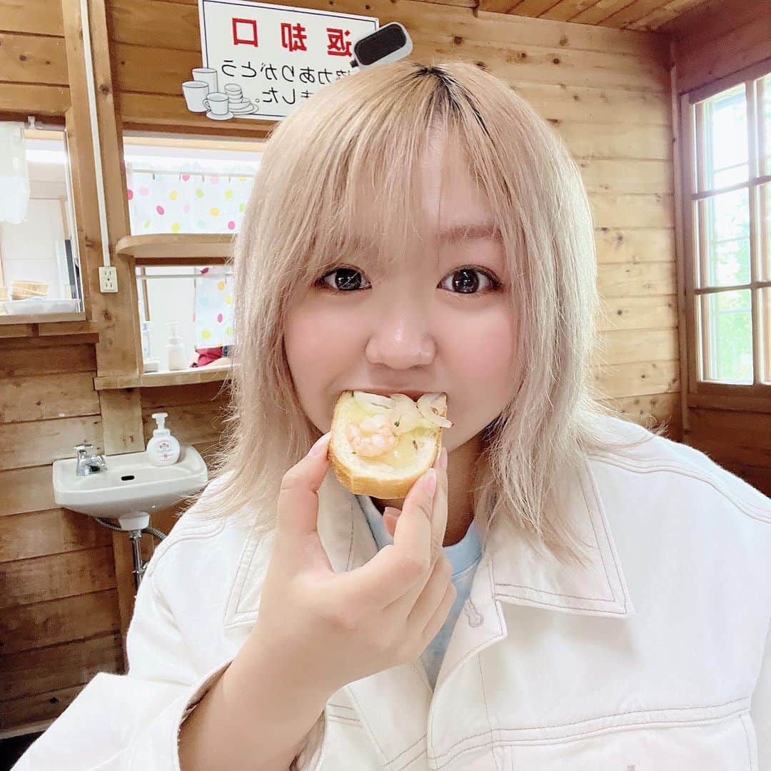 のインスタグラム：「福島から帰る前に蔵王チーズ屋さんに行って、ラクロネット食べた時🫶💫💫 鉄板でチーズ焼いてパンとか野菜と食べるんだけど、ふとまた食べたいなーって思い出しちゃった🥲🫶 クリームチーズも買ってきたんだけど、毎日食べてます(?) 帰りにはうーめん食べた🫶 . 前の写真だけどリトルとの写真も久しぶりに🫢 元気に看護師さんしてます〜！ . #蔵王#蔵王チーズ#チーズ#ラクロネット#selfie#ootd#데일리#좋아요#셀카#셀스타그램#셀피」