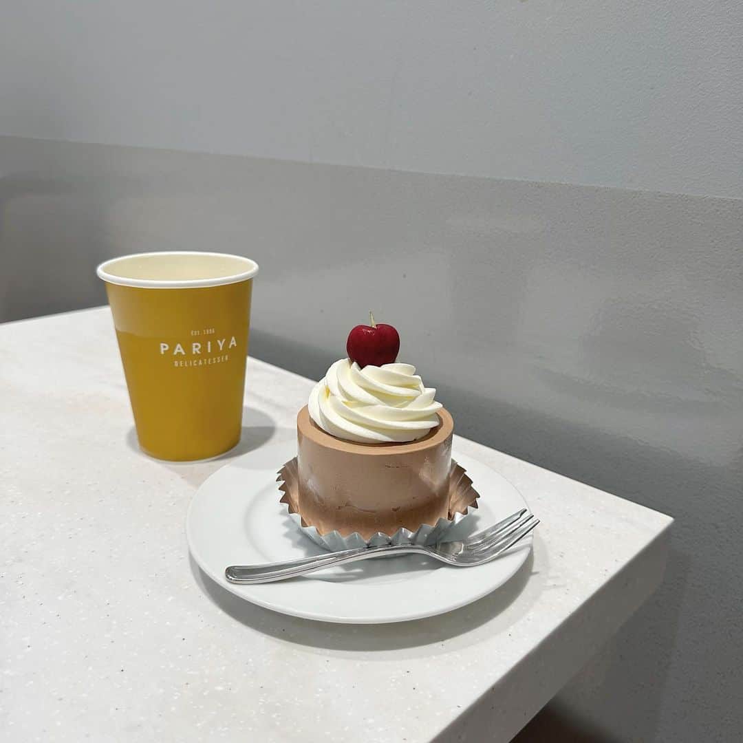 のインスタグラム：「♡  東京でのお仕事帰りに 最近テレビでも話題の東京駅目の前にある “ 東京ミッドタウン八重洲 ” へ…！！  おしゃれなお店を見つけたので ひとりごほうびケーキ食べてきちゃいました😚🍰  見た目の可愛さはもちろん ケーキがおいしすぎた… ドリンクバー付きなのも嬉しい！  また今度はゆっくり利用したいと思ったし、 他のお店も気になるところたくさんだったので 東京でのお仕事のときは また行ってみたいと思います！💡 . .  #東京 #東京駅 #東京ミッドタウン八重洲 #PARIYA #東京観光 #新潟スイーツ部」