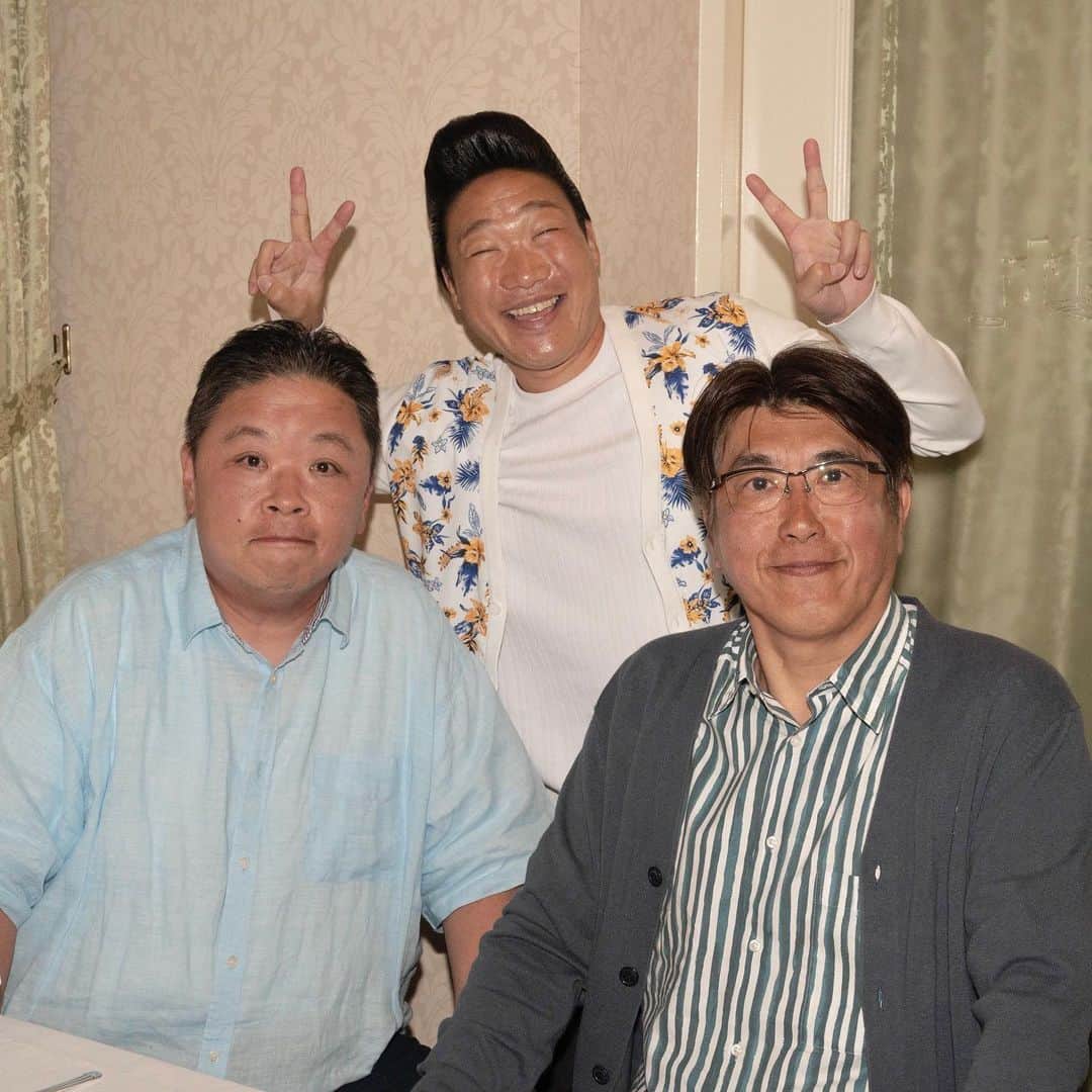石橋貴明さんのインスタグラム写真 - (石橋貴明Instagram)「#ABEMA 「石橋貴明 お礼参りTHE WORLD 4週ぶち抜きSP」 2週目は、#みやぞん が恩人と慕うタカさんと伊集院さんに 大感謝の自腹接待！  2016年「#みなさんのおかげでした 」出演時の裏話から、 高級ディナーで、芸人論をアツく語り合う場面も！  ABEMAで無料配信中です📺 お見逃しなく🔥  ABEMAスタッフ」6月29日 19時15分 - takaakiishibashi_official