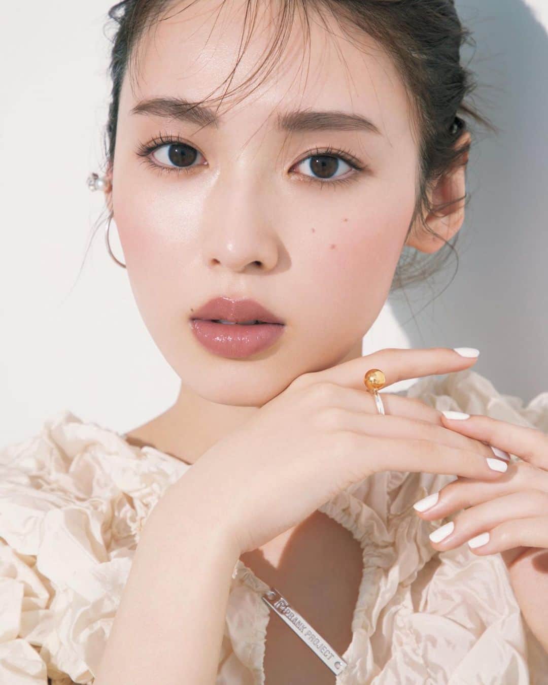 白石聖のインスタグラム：「#VOCE 8月号発売中です🤍 2023 上半期ベストコスメ 是非ご覧ください！」