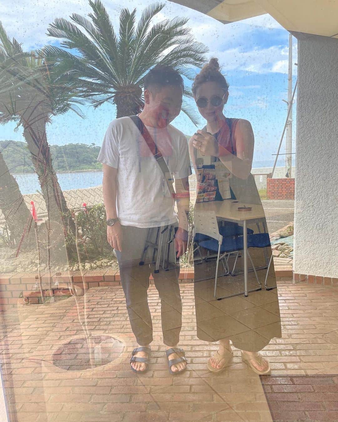 のインスタグラム：「昨日から1泊2日で、 夫婦でお世話になっている方の別荘に 遊びに行ってきました🐚🩵🌴 海を見ながらのBBQは最高すぎて、 まさかの夏が好きになってきている 今日この頃です😂🍖☀️ 今年の夏はもう一回くらいBBQしたいですし、 夏らしいことをもっと楽しんでみようと 思います🍖🌴☀️🐷笑 ・ ・ #夫婦 #旅行 #bbq #海 #夏 #バーベキュー #🍖」