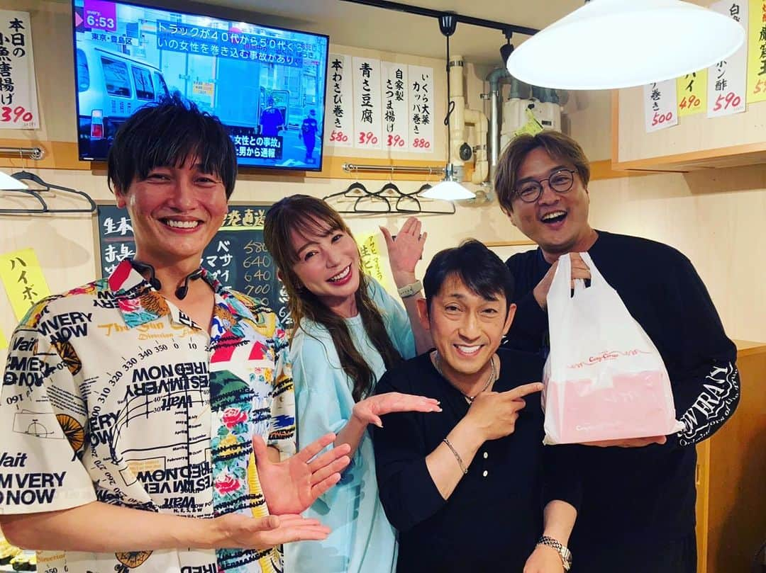 酒井一圭さんのインスタグラム写真 - (酒井一圭Instagram)「誕生日に収録。福田こうへいちゃんがケーキ買ってくれたよ🎂  #今夜もドル箱 #福田こうへい #しおねえ #後上翔太 #酒井一圭 #純烈」6月29日 19時18分 - sakaikazuyoshi