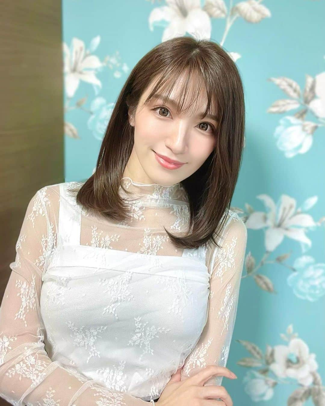 白瀬由莉のインスタグラム：「ヘアカラーしてきた👼🏻 屋内やったら暗めにみえる🤍  ハンドレイドを使ってのカラー ハンドレイド→カラー剤→ハンドレイド 潤い保てる（というよりはより潤った）らしく カラー終わってすぐつやつや🥹 写真でも一目瞭然😳☞スワイプしてね 1週間以上経つけど未だにサラサラ🌞嬉  @lienomotesando  めっちゃ丁寧に施術してくださるし 仕上がりも大満足🙆🏻‍♀️🙆🏻‍♀️  明日も素敵な1日を☺️🌈  🌷🧚🏻‍♀️🌻   #Hydraid  #ハイドレイド  #ヘアカラー #lienomotesando」