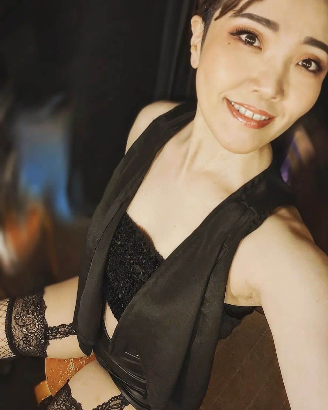 隅田美保のインスタグラム：「///  舞台『歓楽街の女王』 キャバレー舞李天のホステス ネリル役 / 隅田美保 無事に終幕しました！ ありがとうございました。  #隅田美保 #歓楽街の女王リア #ラストのショータイムの衣装 #腕やら腹やら足だして頑張りました #劇場や配信で観劇下さった皆さま #心から感謝申し上げます」