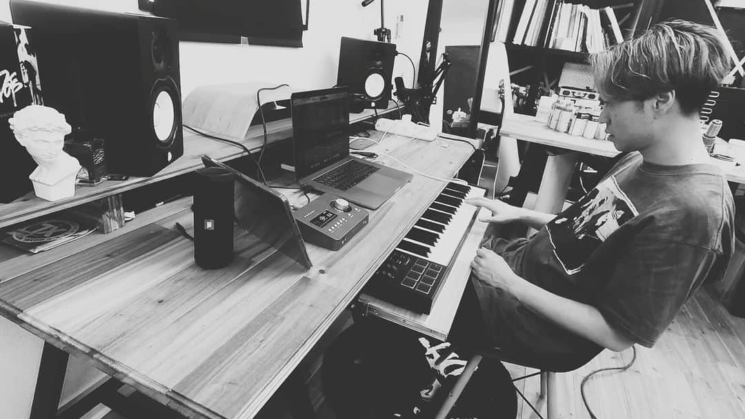 AG（エイジ）のインスタグラム：「やっと見えてきた完成 ここ数ヶ月はライブも制作も色々詰め込んでたけど、やっと辿り着いて嬉しい。色んな色の曲があるよ Zepp Tourマジで楽しみにしてて🔥」
